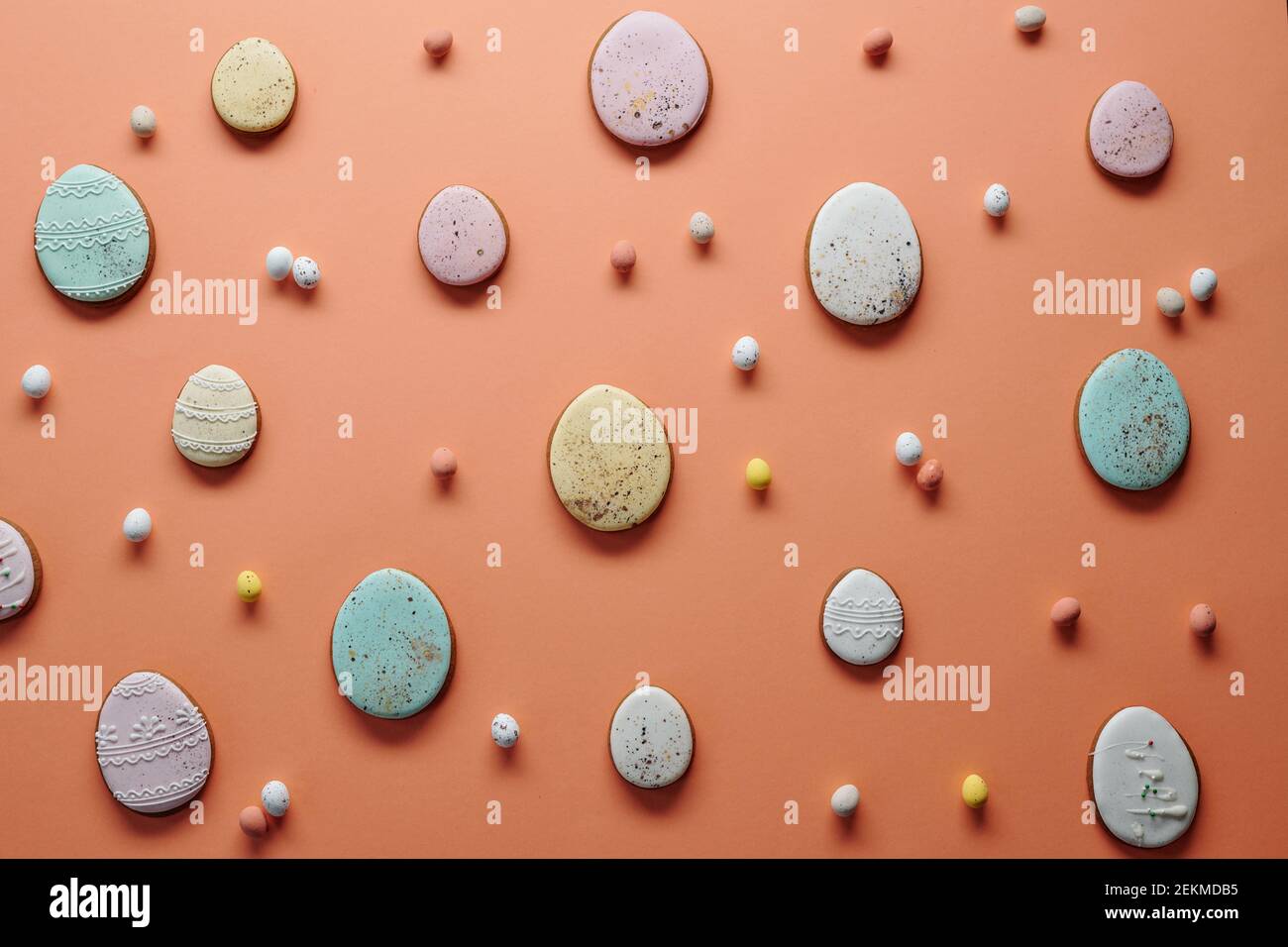 Bild von hausgemachten Cookies in Form von Eiern Vorbereitung Für Osterferien Stockfoto