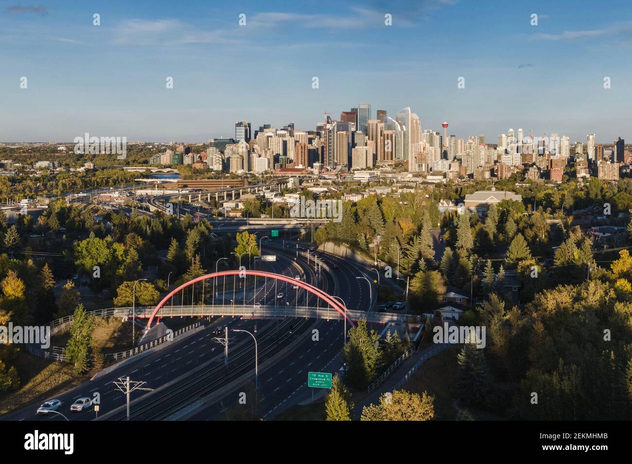 Luftaufnahme der Innenstadt von Calgary während der Herbstsaison in Alberta, Kanada. Stockfoto
