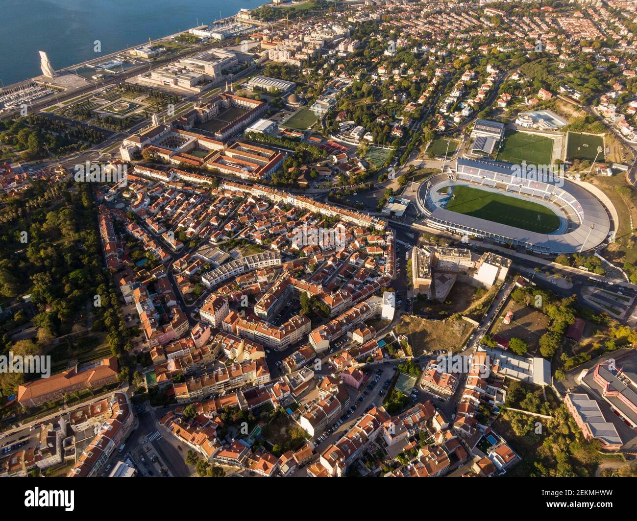 Luftaufnahme des Belem Distrikts und des Tejo Flusses bei Sonnenaufgang in Lissabon, Portugal. Stockfoto