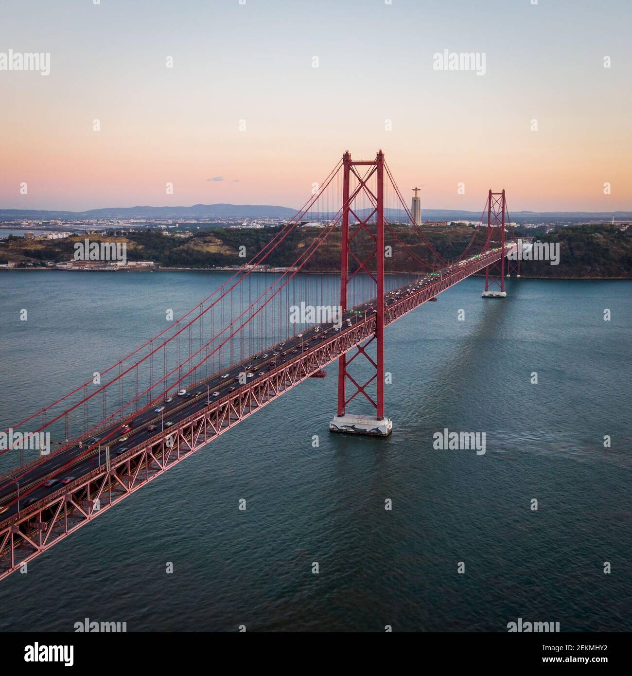Luftaufnahme des Verkehrs auf der 25 de Abril Brücke über den Tejo bei Sonnenuntergang in Lissabon, Portugal. Stockfoto