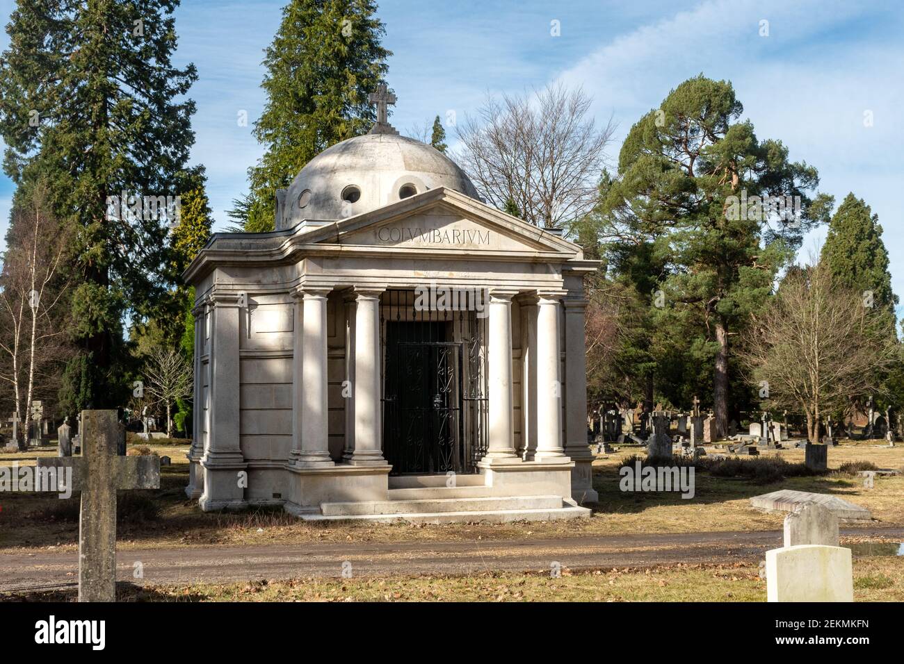 Das Columbarium, ein Gedenkgebäude aus weißem Stein zur Aufbewahrung von Kremierungsurnen, Brookwood Cemetery, Surrey, England, Großbritannien Stockfoto