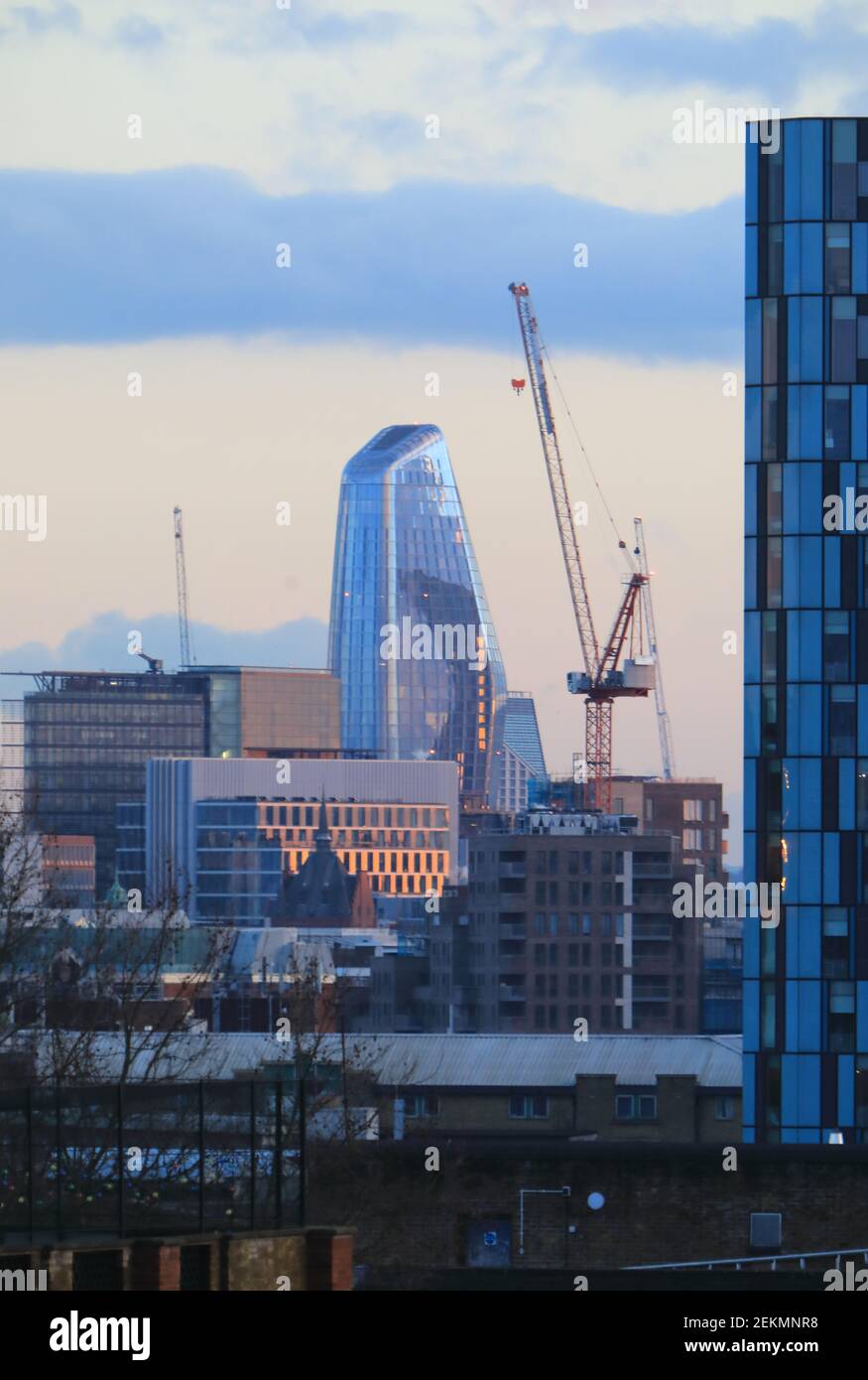 Blick auf gemischte Architektur mit Blick nach Süden über London, in der Dämmerung, im Winter, Großbritannien Stockfoto