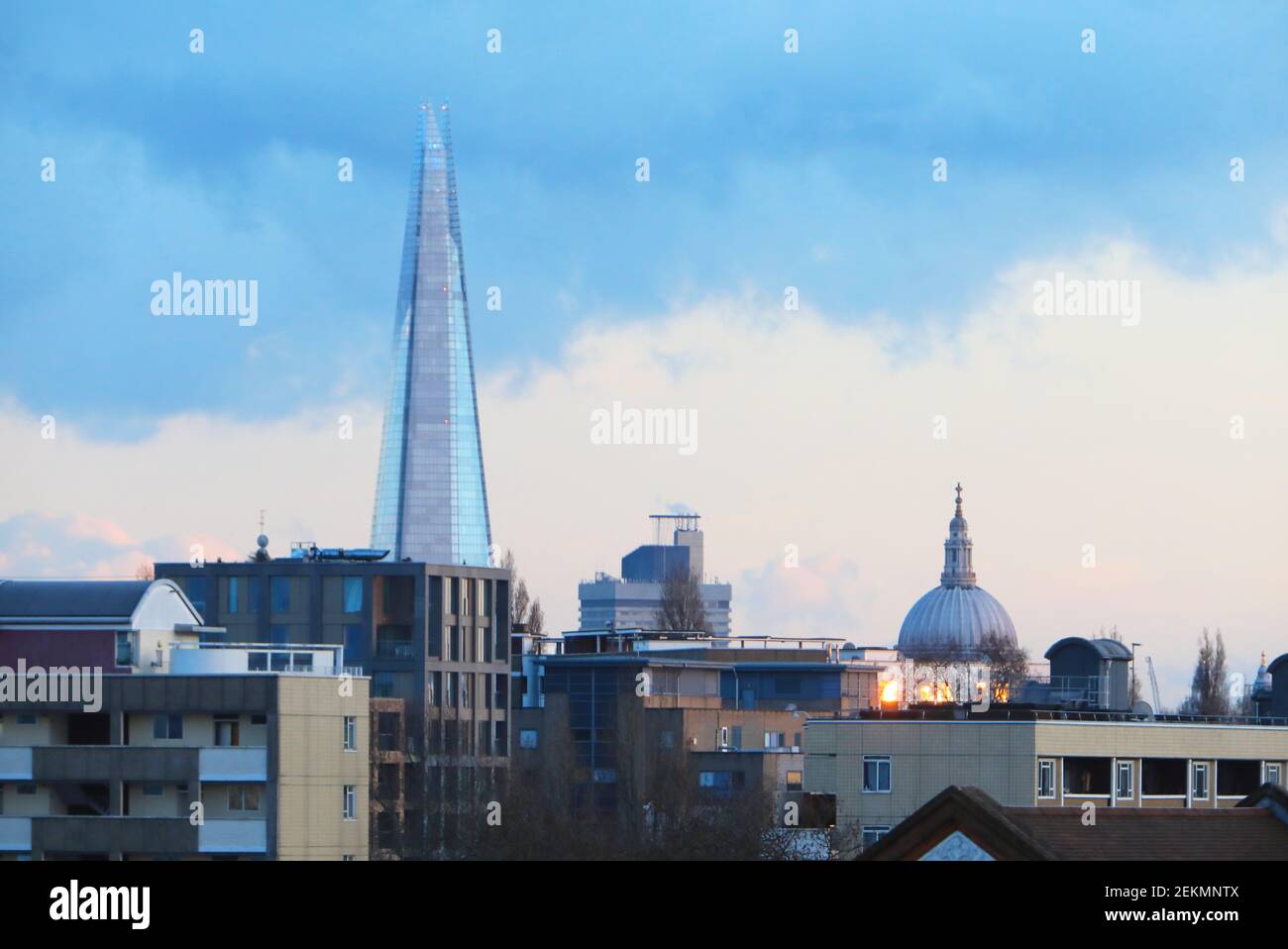 Blick auf gemischte Architektur mit Blick nach Süden über London, in der Dämmerung, im Winter, Großbritannien Stockfoto