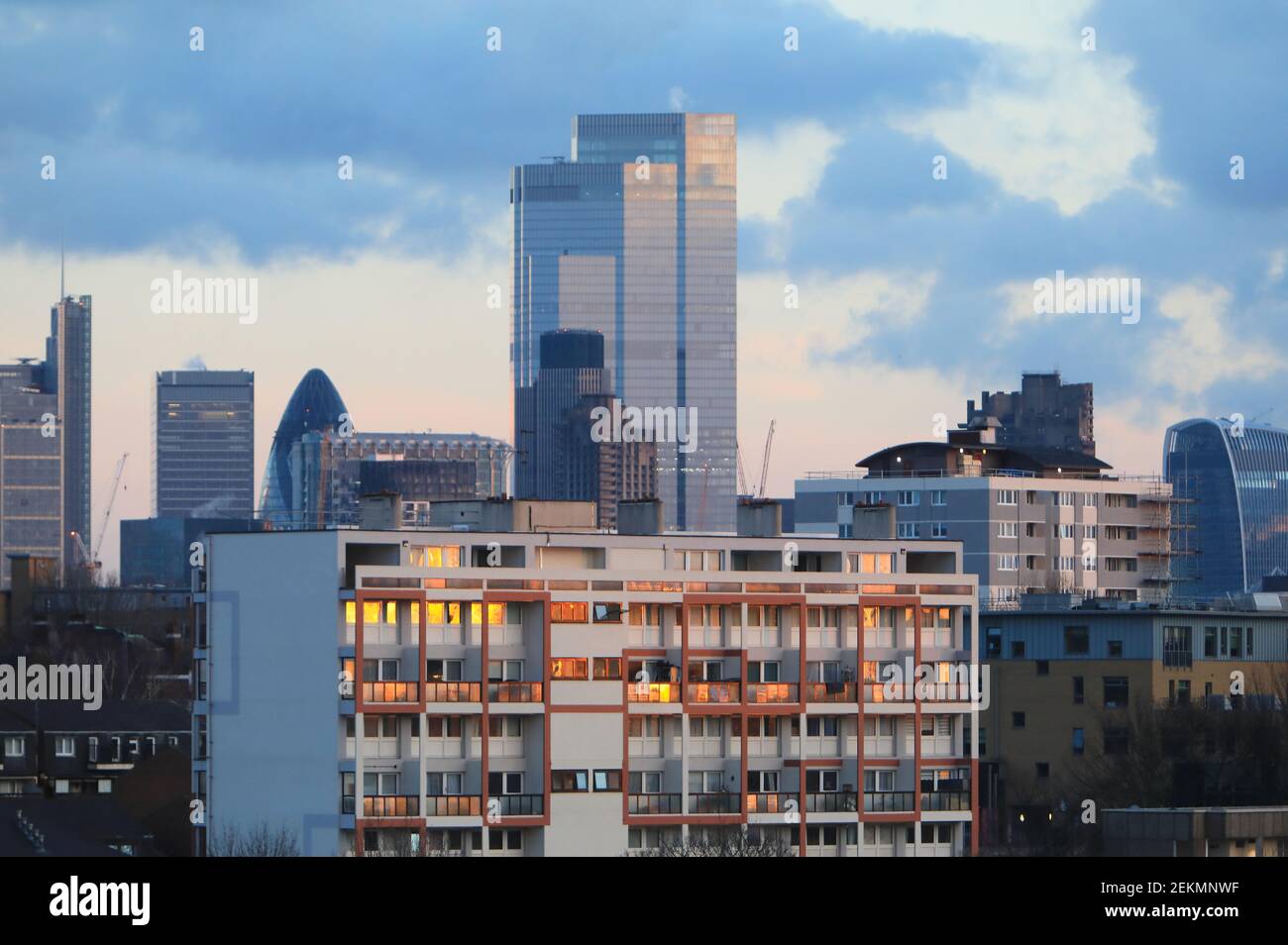 Blick auf gemischte Architektur mit Blick nach Süden über London, in der Dämmerung, im Winter, Großbritannien Stockfoto