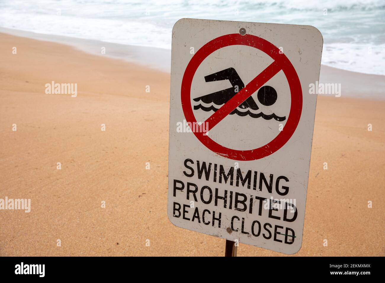 Australischer Strand in Sydney geschlossen, kein Schwimmschild vom Surfrettungspersonal errichtet, Schwimmen verboten, Australien Stockfoto