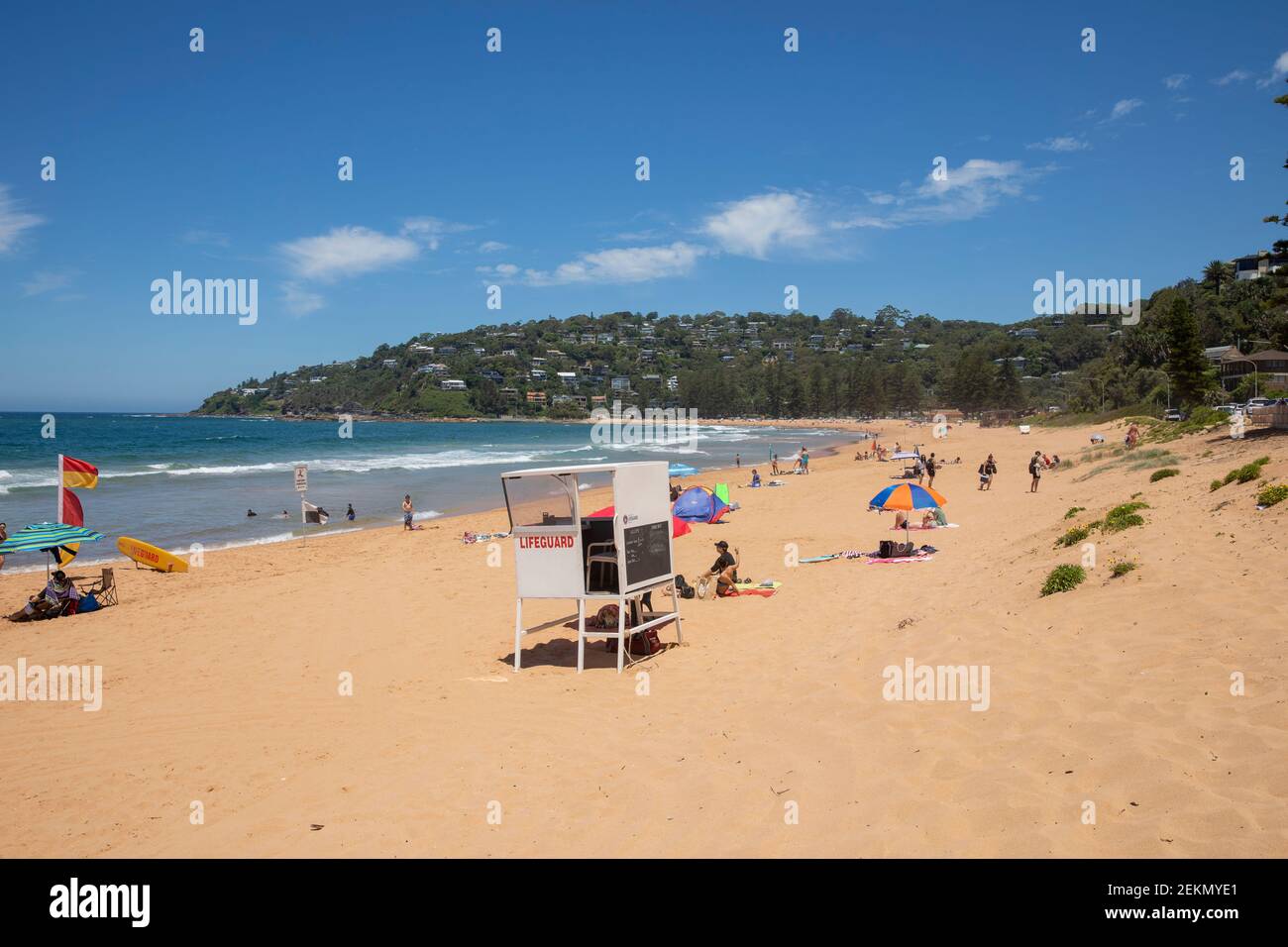 Palm Beach Sydney Sonnenbaden an einem Sommertag, Rettungsschwimmer-Service für die Sicherheit der Menschen, Sydney, NSW, Australien Stockfoto