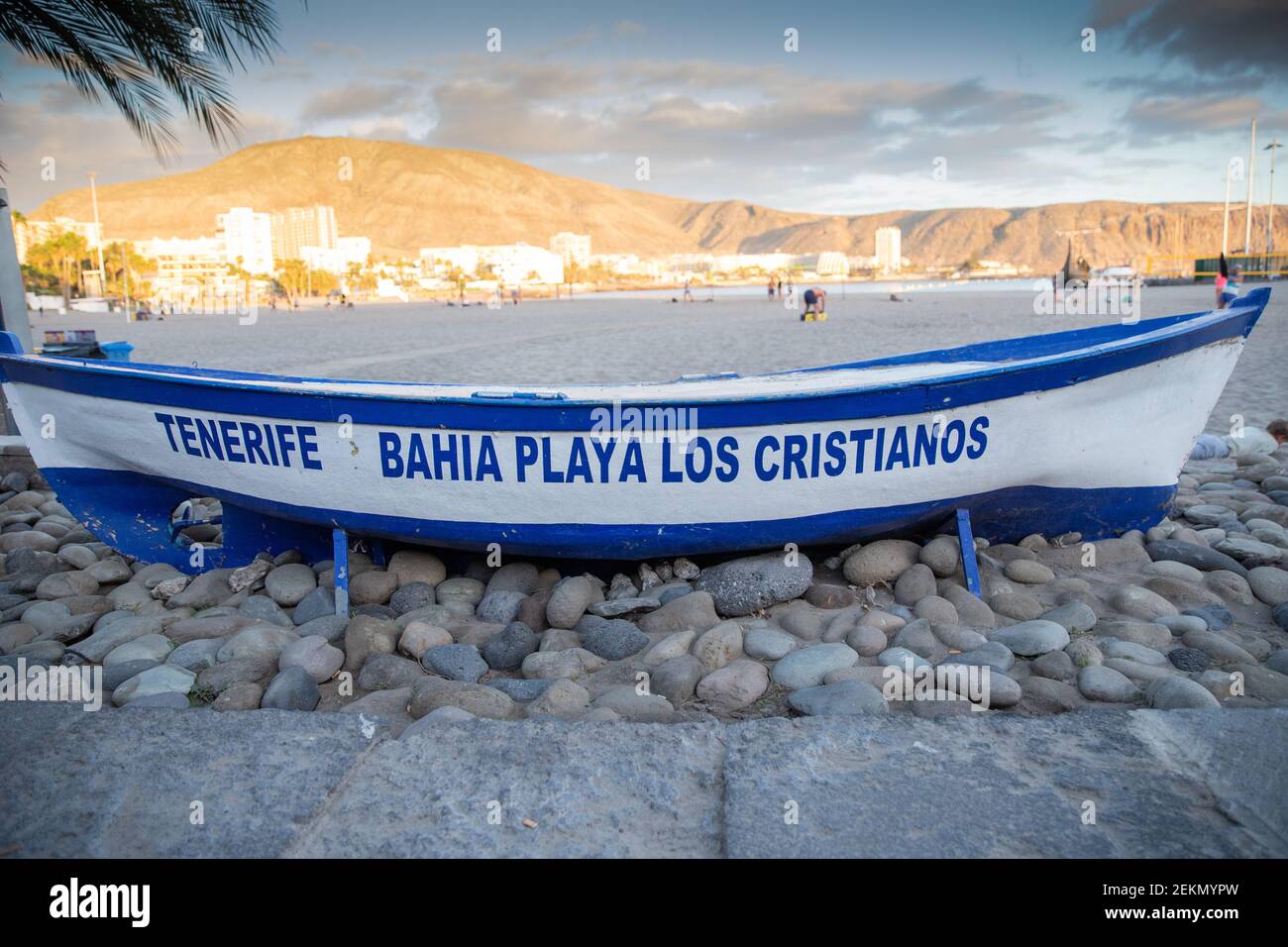 Los Cristianos, Spanien, Februar 23rd 2021: Touristenboot, das den Strand von Los Cristianos anzeigt Stockfoto