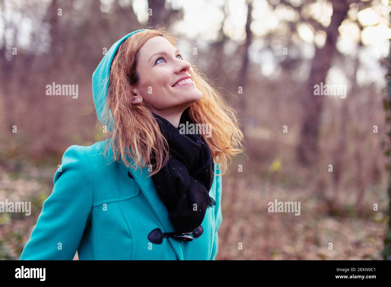 Glückliche junge Rotschopf kaukasischen Frau wartet auf den Frühling in der Natur, im Freien Stockfoto