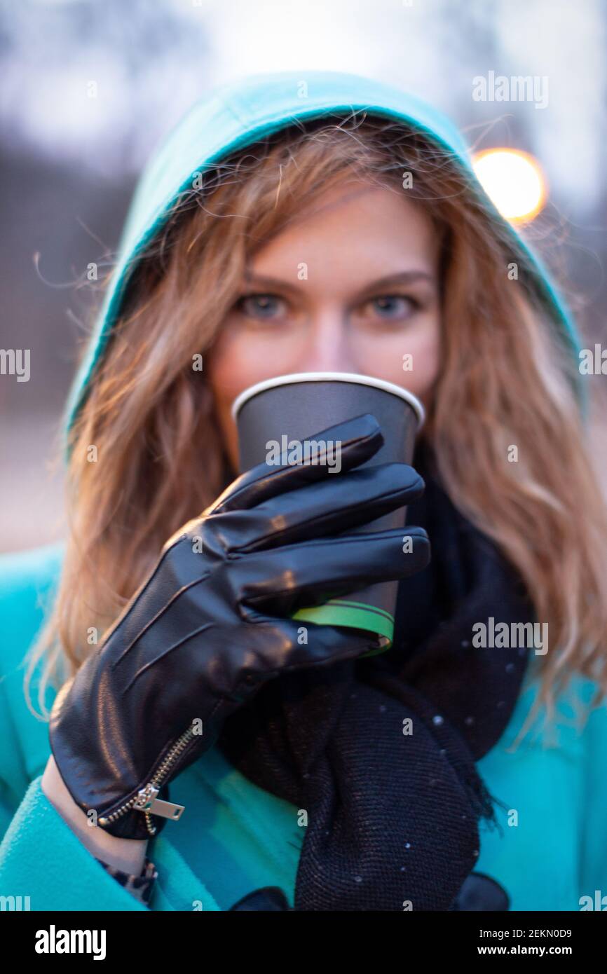 Junge Rotschopf Frau trinken heißen Kaffee im Freien Tiefe von Ein Stockfoto