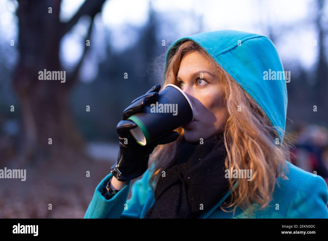 Junge Rotschopf Frau trinken heißen Tee in der Nacht, im Freien Stockfoto