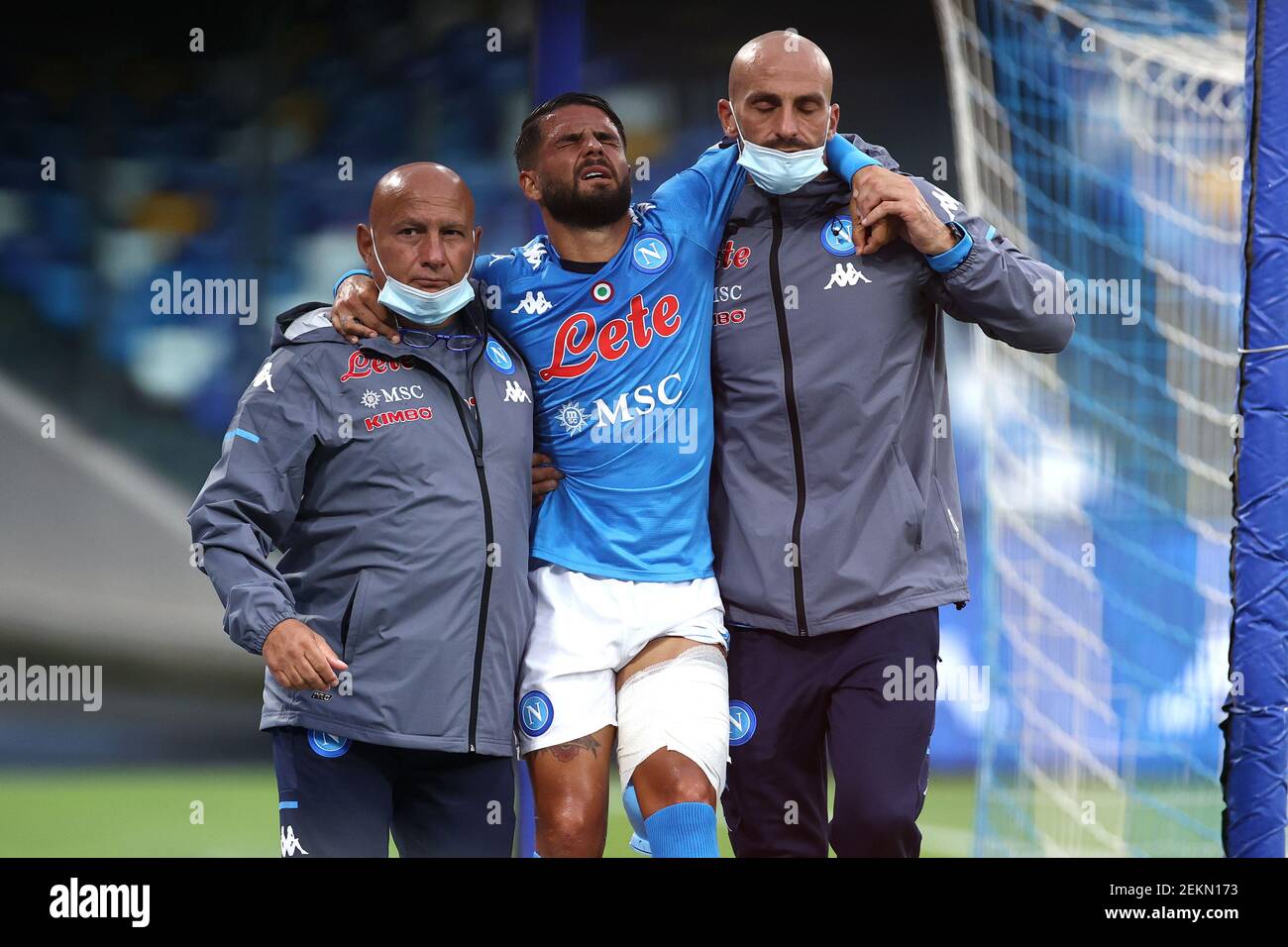 Lorenzo Insigne Von Ssc Napoli Verletzt Verlasst Das Spielfeld Wahrend Der Serie A Fussballspiel Zwischen Ssc Napoli Und Genua Cfc In San Paolo Stadion In Napoli Italien 27th September 2020 Foto Cesare