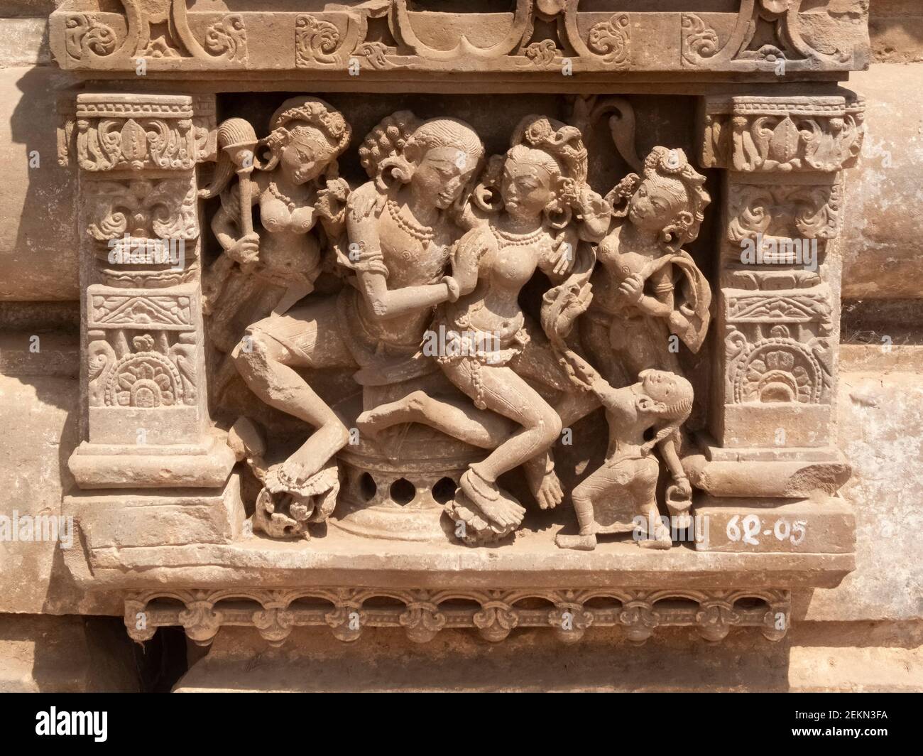 Die Steinschnitzerei des Mannes mit einigen Frauen bei harschat mata Tempel im Dorf abhaneri in der indischen Bundesstaat rajasthan Stockfoto