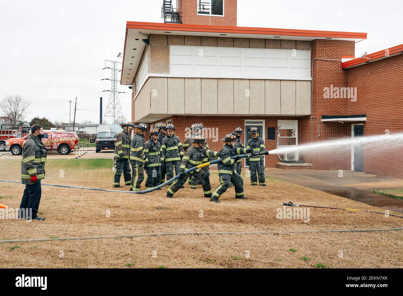 Feuerwehrschüler absolvieren Feuerwehrausbildung mit Feuerwehrschläuchen an der Feuerwehrakademie in Montgomery Alabama, USA. Stockfoto