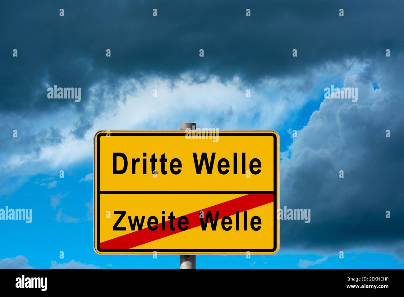 Symbolisches Bild, Ende der zweiten Welle, Beginn der dritten Welle der Corona-Virus-Pandemie, Komposition, gelbes deutsches Stadtgrenzzeichen, dunkle Wolken am Himmel Stockfoto