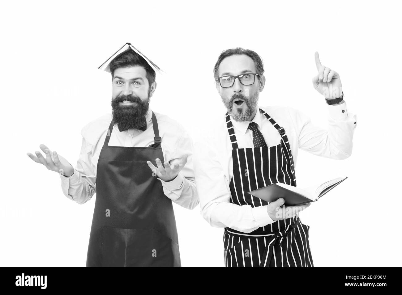 Habe eine Idee. Hausfrau Männer Kochen. Kulinarisch. Menüplanung. Glückliches Chefteam im Vorfeld. Catering-Geschäft. Sitzplan. Bärtige Männer mit Rezeptbuch. Café und Restaurant Eröffnung. suche nach Idee. Stockfoto