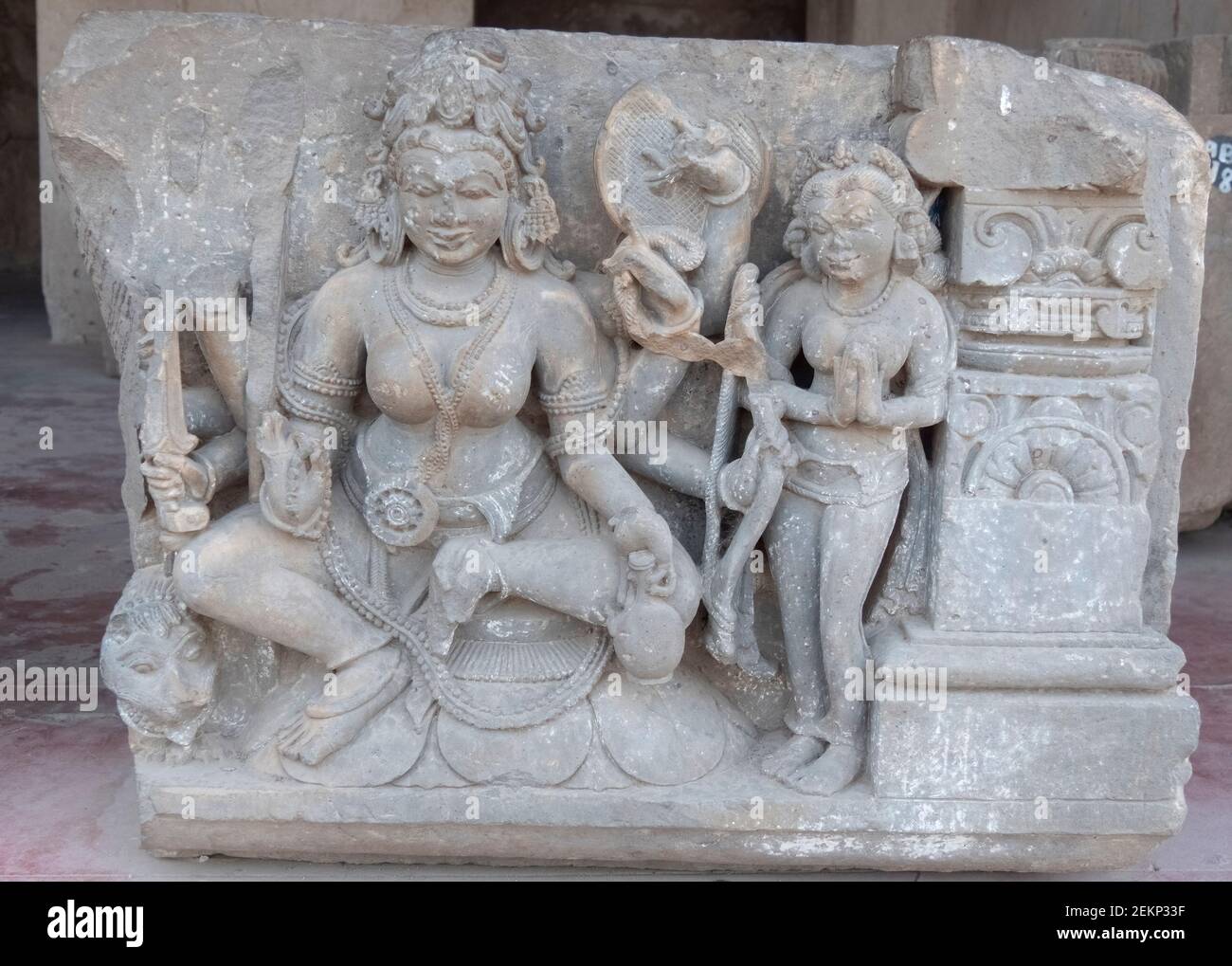 Eine sitzende hinduistische Göttin, die am harschat mata-Tempel graviert Im Dorf abhaneri im indischen Bundesstaat rajasthan Stockfoto