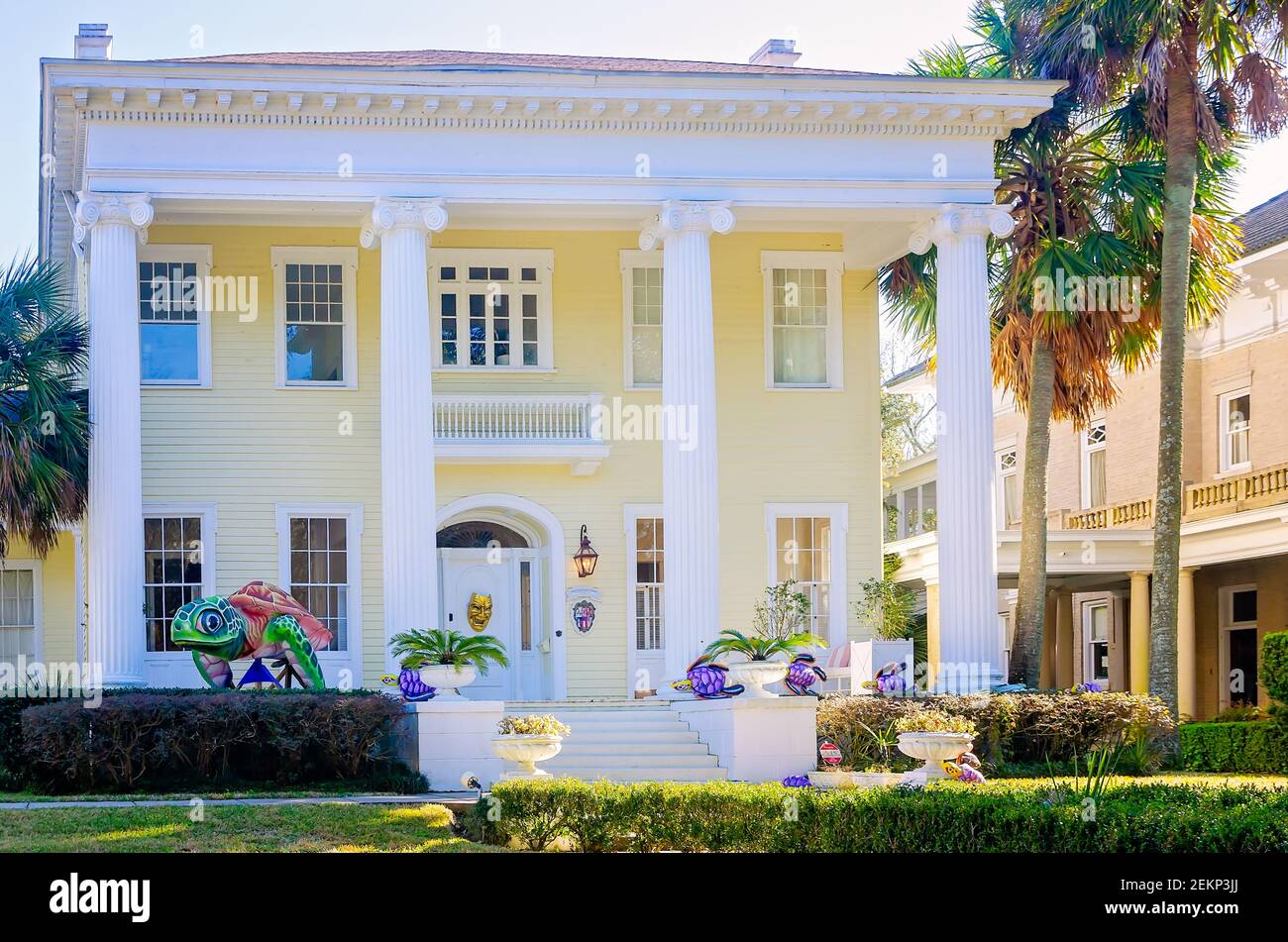 Das historische Rapier Home, erbaut 1885, zeigt Meeresschildkröte Mardi Gras Dekorationen auf Government Street, 19. Februar 2021, in Mobile, Alabama. Stockfoto