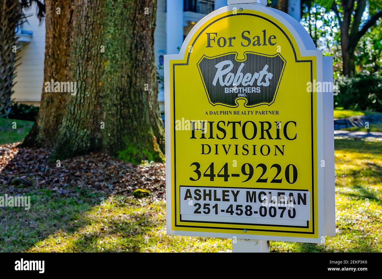 Ein Immobilienschild zum Verkauf ist vor einem historischen Haus in der Government Street im Oakleigh Garden Historic District in Mobile, Alabama abgebildet. Stockfoto