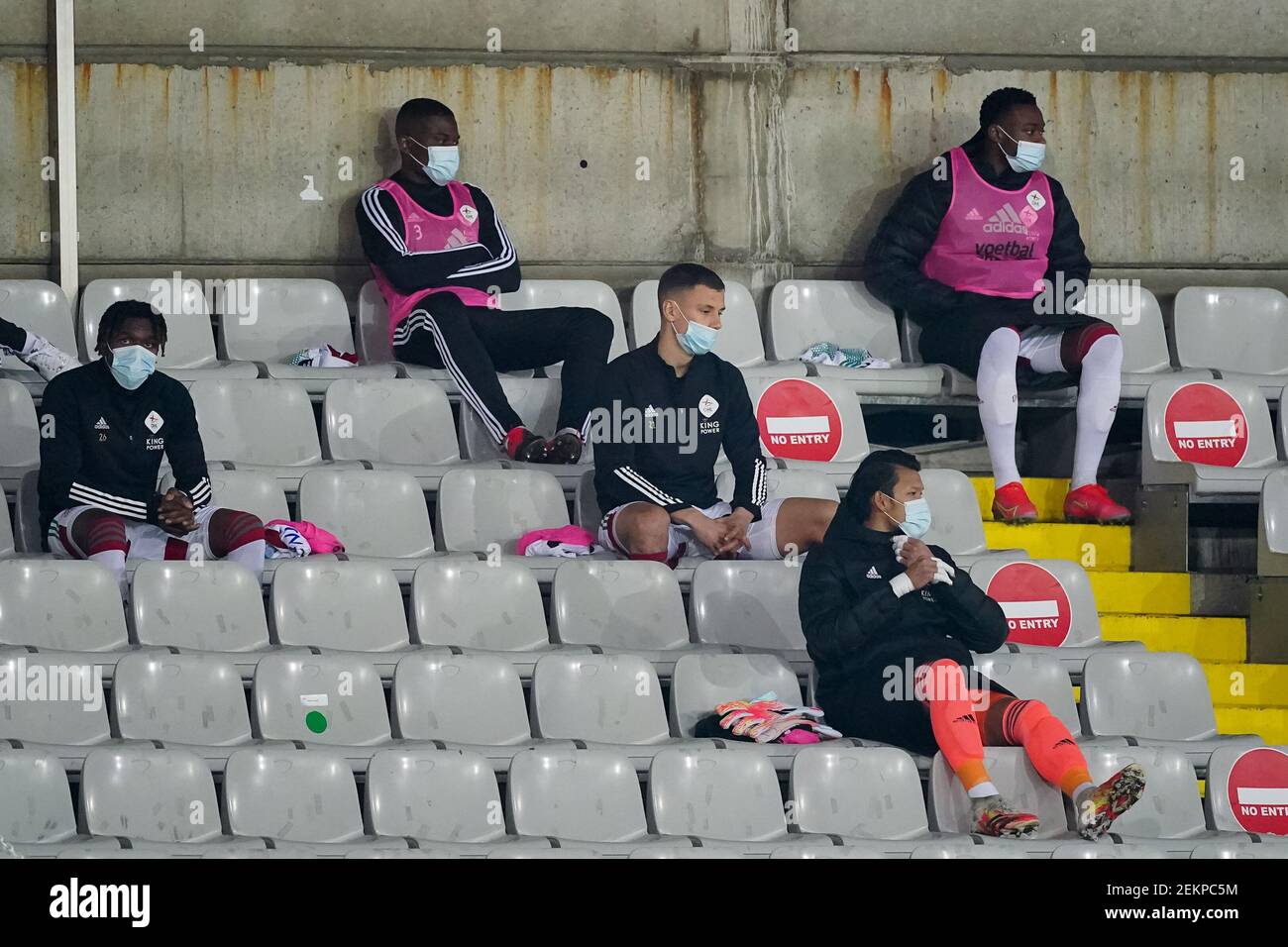 BRÜGGE, BELGIEN - FEBRUAR 22: .Joshua Eppiah von OH Leuven, Katuku Tshimanga von OH Leuven, Filip Benkovic von OH Leuven, Torwart Kawin Thamsatchanan Stockfoto