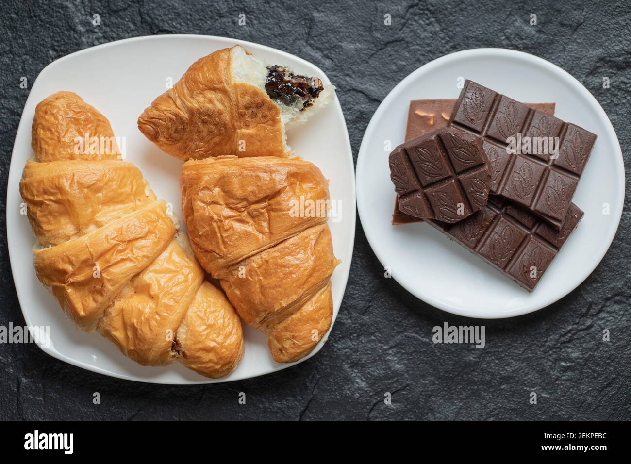 Leckere Croissants mit leckeren Schokoladen-Bars Stockfoto