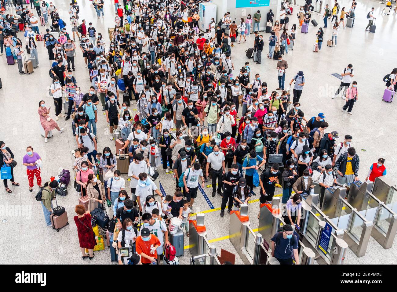 Massen von chinesischen Reisenden mit Schutzmasken warten in Warteschlangen an den Einstiegstoren des Shenzhen Nordbahnhofs, als sie den Nationalfeiertag in China beenden, der auch als die goldene Woche bekannt ist. (Foto von Alex Tai / SOPA Images/Sipa USA) Stockfoto