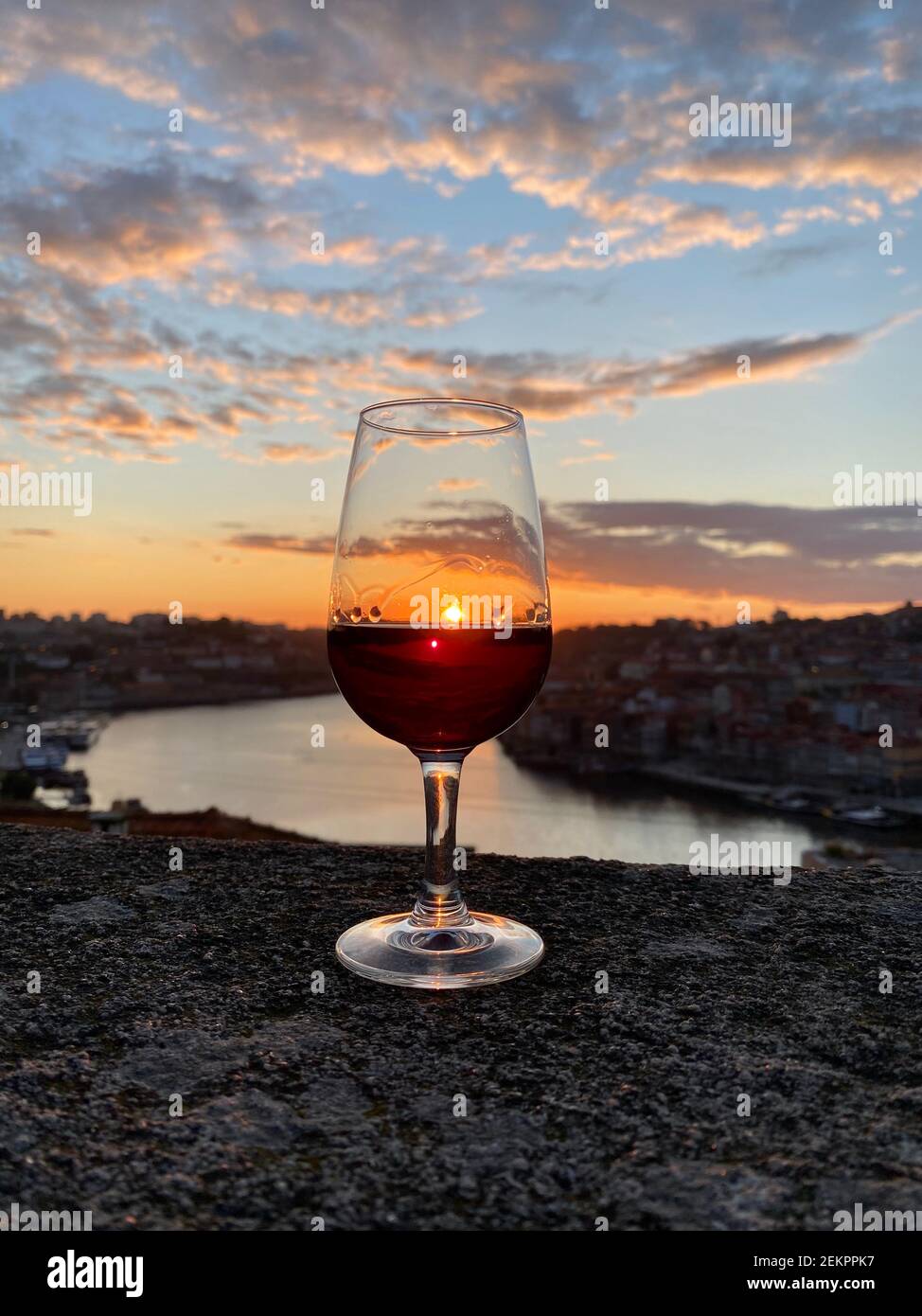 Ein Glas Rotwein auf der Aussichtsplattform von Porto Bei Sonnenuntergang überschaut Stockfoto