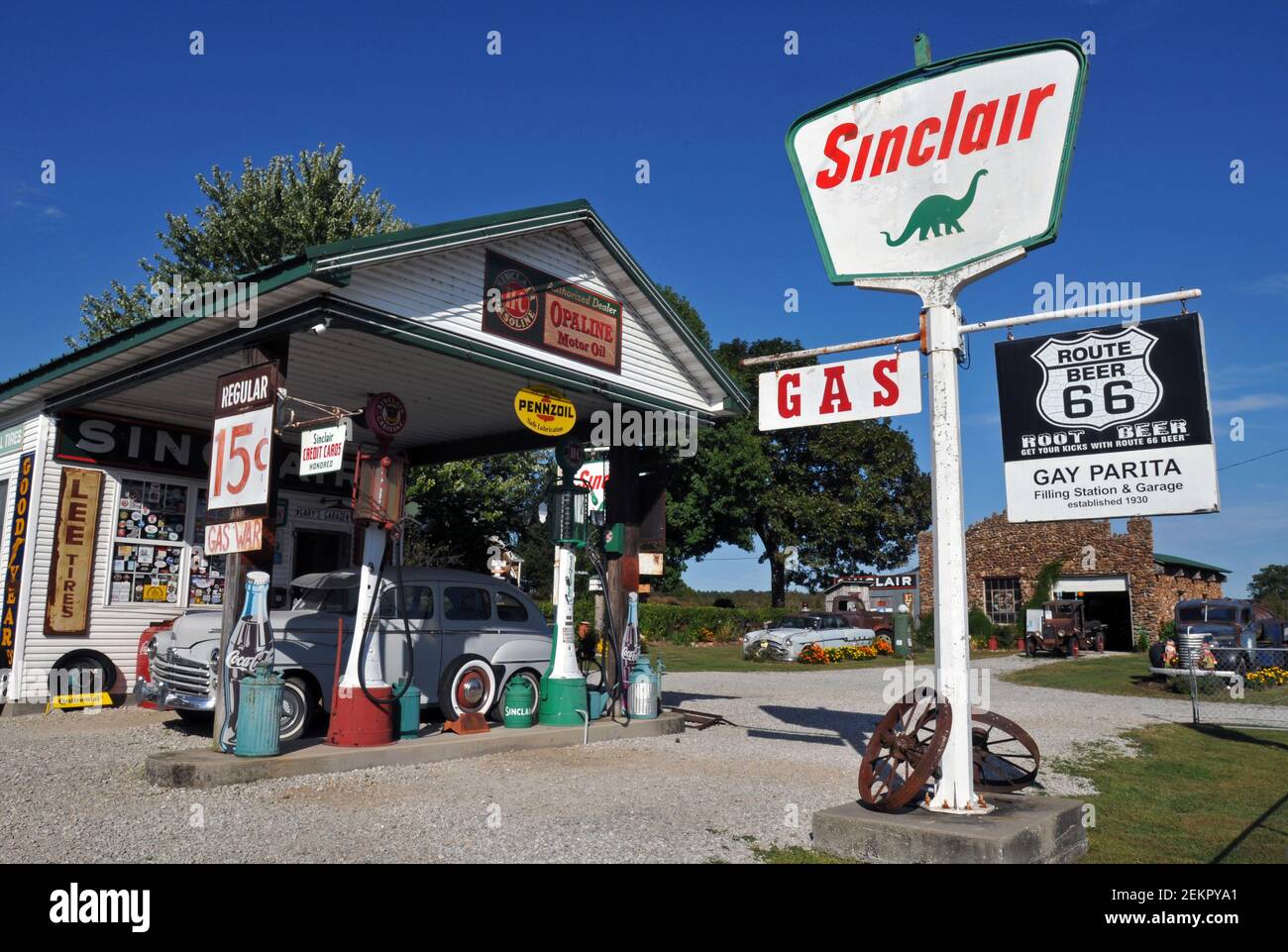 Die Gay Parita Tankstelle und Garage ist ein Wahrzeichen der Route 66 und eine Attraktion am Straßenrand im kleinen Weiler Paris Springs Junction, Missouri. Stockfoto