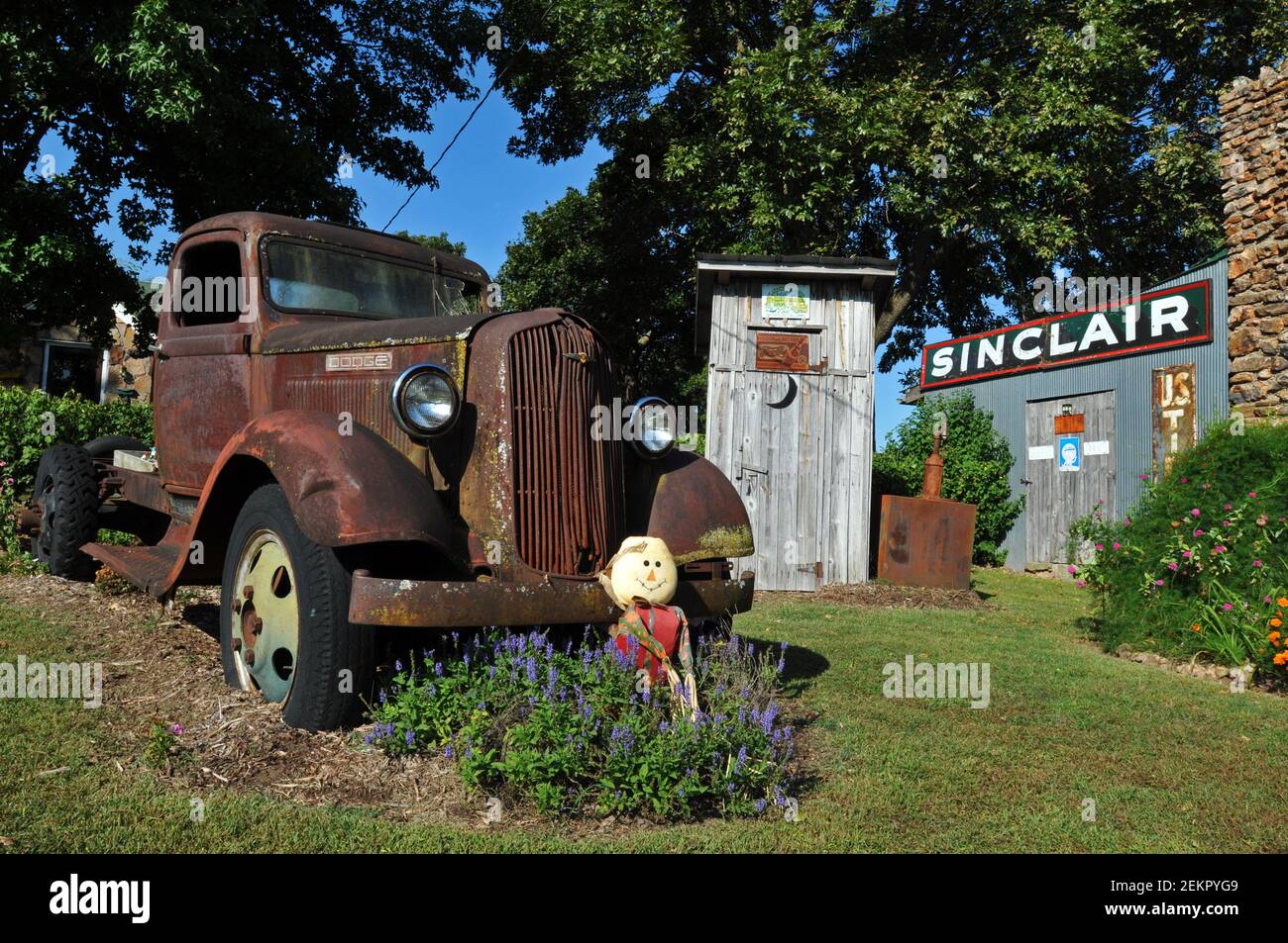 Ein alter Dodge Truck, der an der Gay Parita Tankstelle und Garage ausgestellt wird, einem Wahrzeichen der Route 66 und einer Attraktion am Straßenrand in Paris Springs Junction, MO. Stockfoto Ein alter Dodge Truck, der an der Gay Parita Tankstelle und Garage ausgestellt wird, einem Wahrzeichen der Route 66 und einer Attraktion am Straßenrand in Paris Springs Junction, MO. Stockfoto