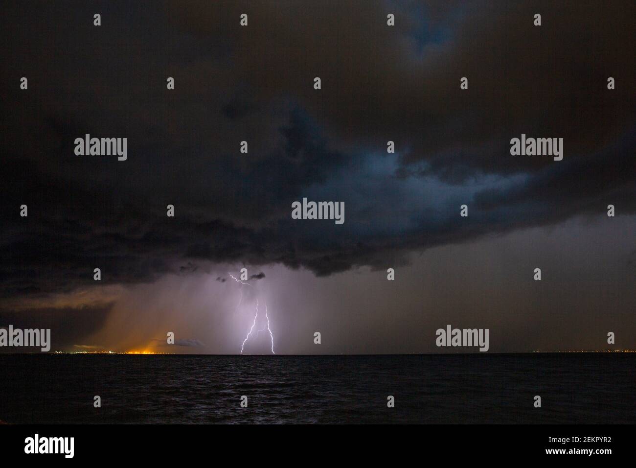 Häufigste Art von Wolke-Boden-Blitz, wenn ein Kanal der negativen Ladung Zickzack nach unten in einem gezackten Muster. Stockfoto