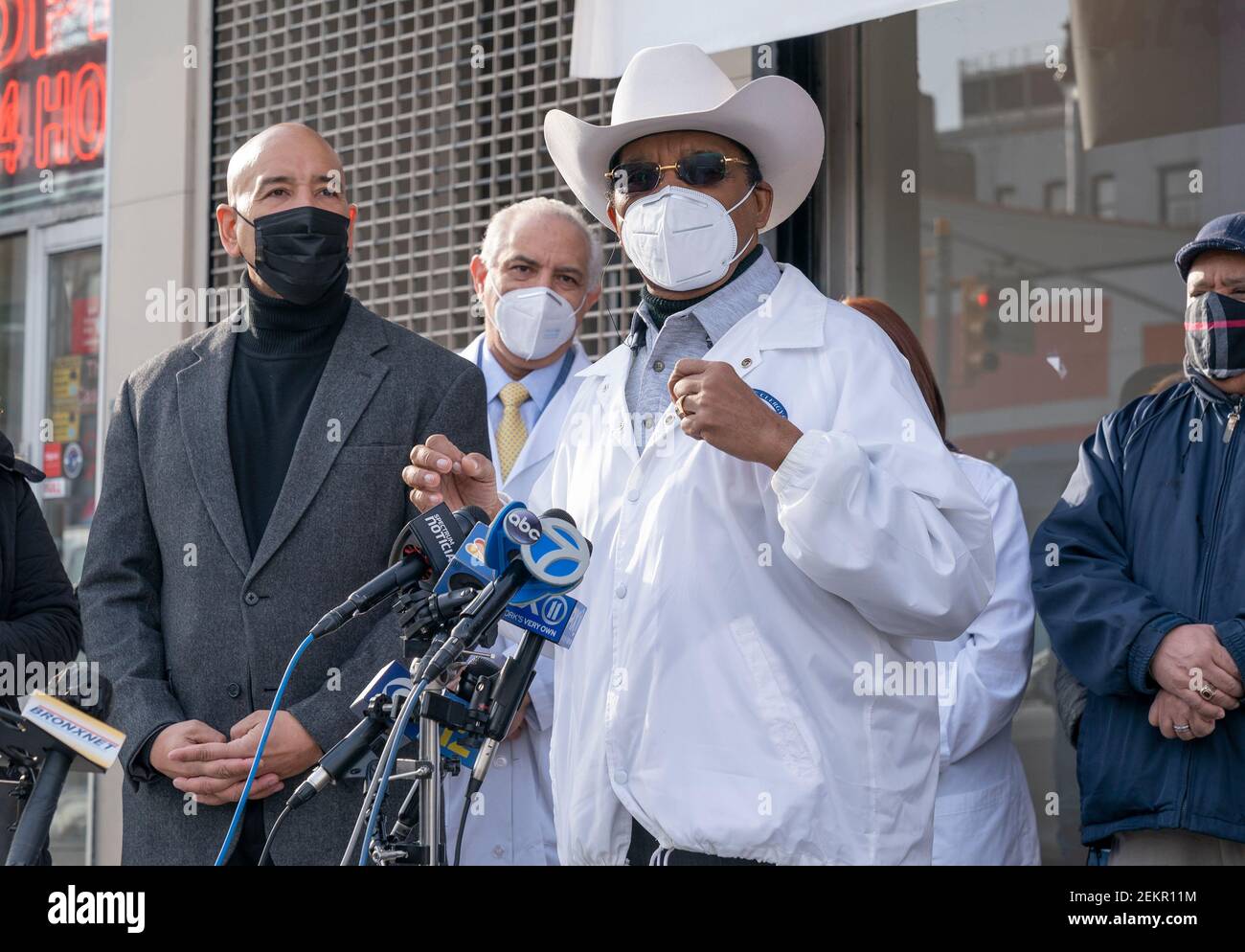 New York, Usa. Februar 2021, 23rd. NYC-Ratsmitglied Ruben Diaz Sr. Mit dem Präsidenten von Bronx Borough Ruben Diaz Jr. (L) spricht vor dem Erhalt des COVID-19-Impfstoffs bei Doctor Medical Urgent Care in der Bronx, New York, am 23. Februar 2021 mit den Medien. Dieser Standort dient einer meist unterversorgten Gemeinschaft von Menschen mit Farbe, die am stärksten von der Pandemie betroffen waren. (Foto von Lev Radin/Sipa USA) Quelle: SIPA USA/Alamy Live News Stockfoto