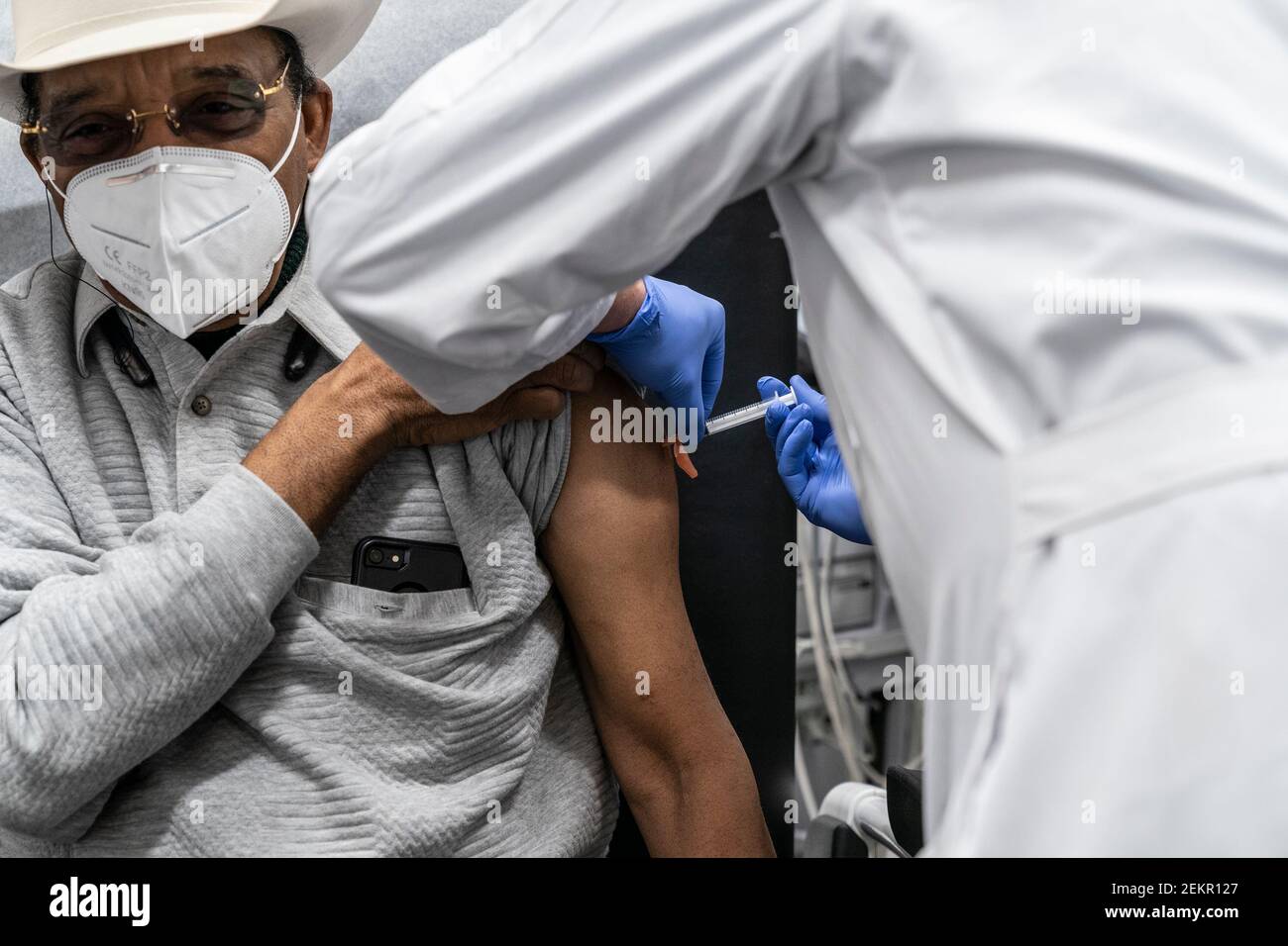 New York, Usa. Februar 2021, 23rd. Dr. Ramon Tallaj verabreicht COVID-19-Impfstoff für NYC Council Member Ruben Diaz Sr. Bei Doctor Medical Urgent Care in der Bronx, New York am 23. Februar 2021. Dieser Standort dient einer meist unterversorgten Gemeinschaft von Menschen mit Farbe, die am stärksten von der Pandemie betroffen waren. (Foto von Lev Radin/Sipa USA) Quelle: SIPA USA/Alamy Live News Stockfoto