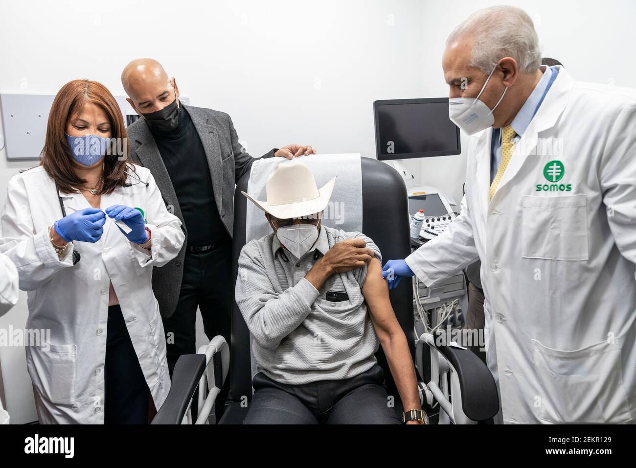 New York, Usa. Februar 2021, 23rd. Dr. Ramon Tallaj (R) verabreichte am 23. Februar 2021 einen COVID-19-Impfstoff für das NYC-Ratsmitglied Ruben Diaz Sr. Mit Dr. Denise Nunez (L) und dem Präsidenten von Bronx Borough Ruben Diaz Jr. (2nd L) bei Doctor Medical Urgent Care in der Bronx, New York. Dieser Standort dient einer meist unterversorgten Gemeinschaft von Menschen mit Farbe, die am stärksten von der Pandemie betroffen waren. (Foto von Lev Radin/Sipa USA) Quelle: SIPA USA/Alamy Live News Stockfoto