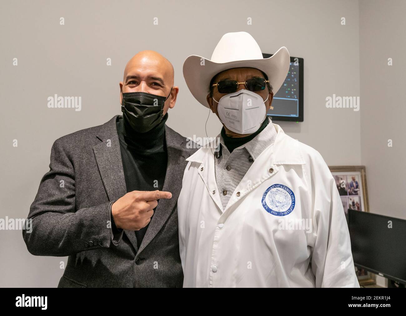New York, Usa. Februar 2021, 23rd. Der Präsident von Bronx Borough Ruben Diaz Jr. und das NYC-Ratsmitglied Ruben Diaz Sr. Posieren vor der COVID-19-Impfung bei Doctor Medical Urgent Care in der Bronx, New York, am 23. Februar 2021. Dieser Standort dient einer meist unterversorgten Gemeinschaft von Menschen mit Farbe, die am stärksten von der Pandemie betroffen waren. (Foto von Lev Radin/Sipa USA) Quelle: SIPA USA/Alamy Live News Stockfoto