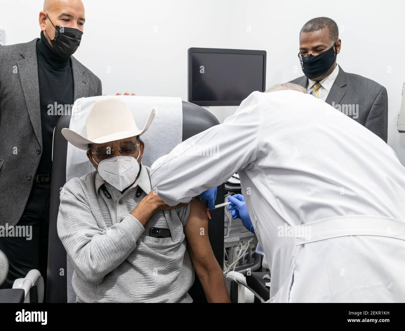 New York, Usa. Februar 2021, 23rd. Dr. Ramon Tallaj verabreicht COVID-19-Impfstoff für NYC Council Member Ruben Diaz Sr. Mit Bronx Borough President Ruben Diaz Jr. (L) und Bischof Jose Martinez Rincon (R) in Anwesenheit bei Doctor Medical Urgent Care in der Bronx, New York am 23. Februar 2021. Dieser Standort dient einer meist unterversorgten Gemeinschaft von Menschen mit Farbe, die am stärksten von der Pandemie betroffen waren. (Foto von Lev Radin/Sipa USA) Quelle: SIPA USA/Alamy Live News Stockfoto