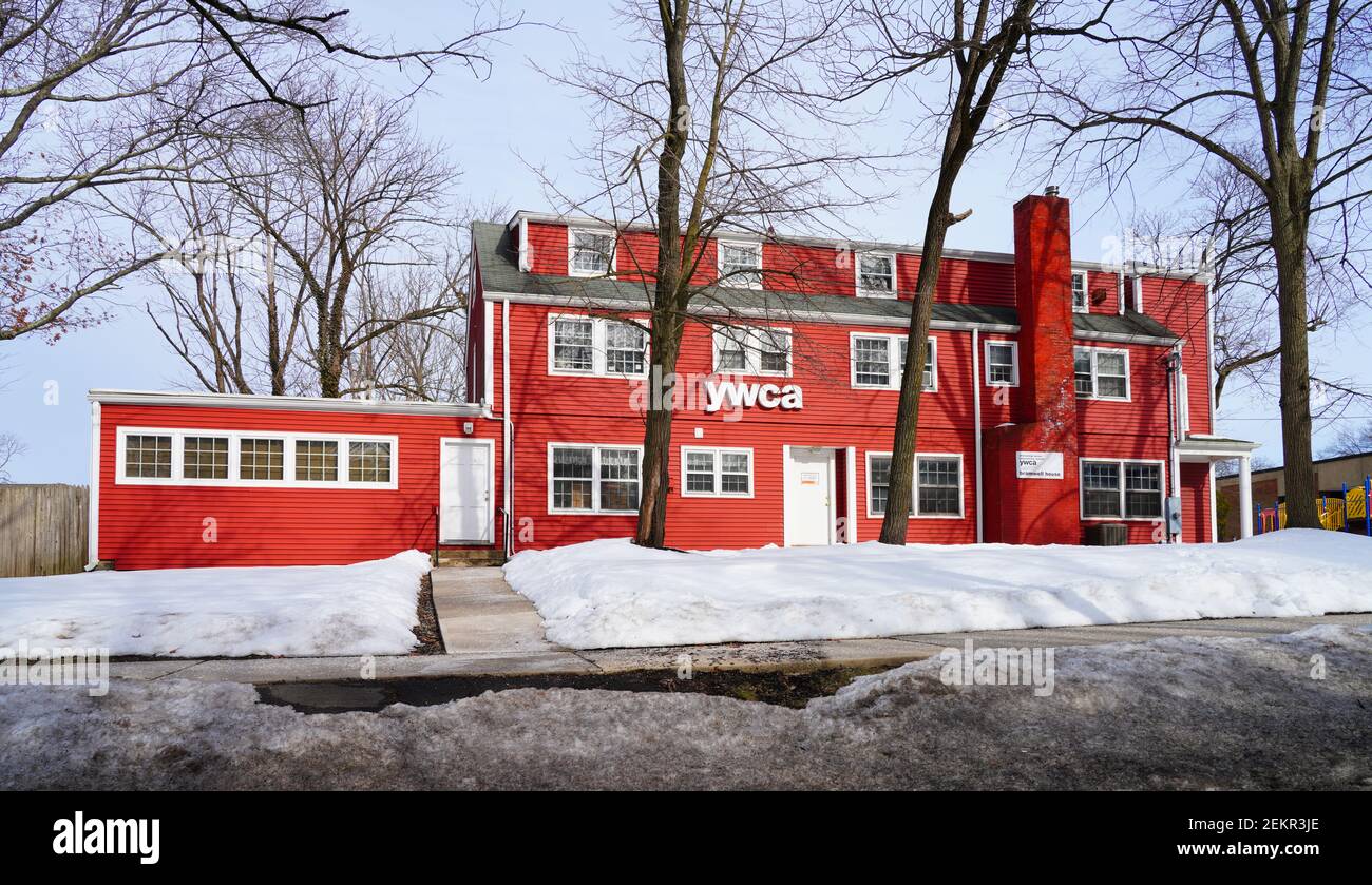 PRINCETON, NJ -17 FEB 2021- Blick auf das YMCA in Princeton, New Jersey, USA, nach einem Schneesturm. Stockfoto