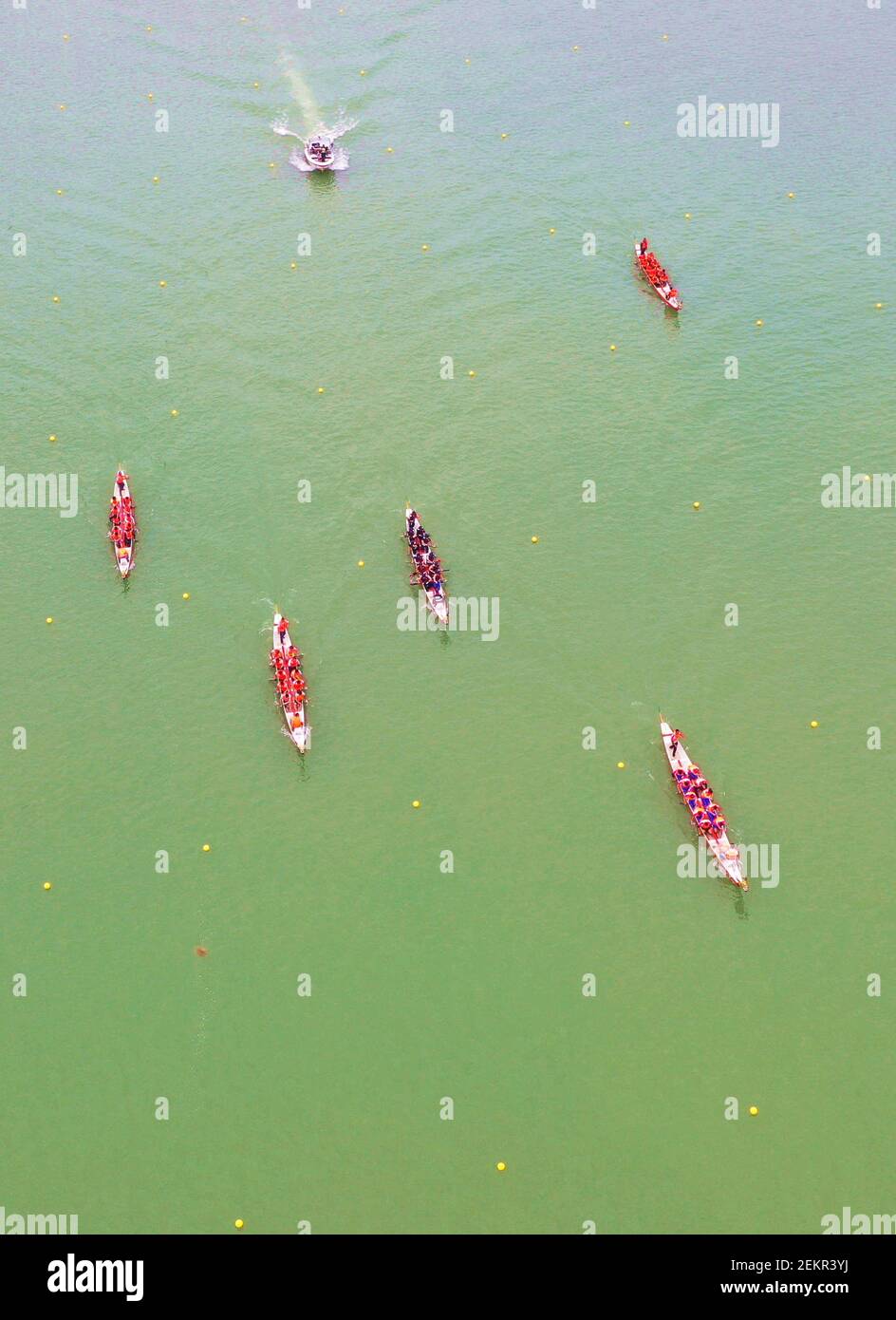 RONGAN, CHINA - 10. OKTOBER 2020 - fünf Drachenboote messen sich bei einem Drachenbootrennen im Bezirk Rongan, Provinz Guangxi, China, 10. Oktober 2020. (Foto von Gao Dongfeng / Costfoto/Sipa USA) Stockfoto