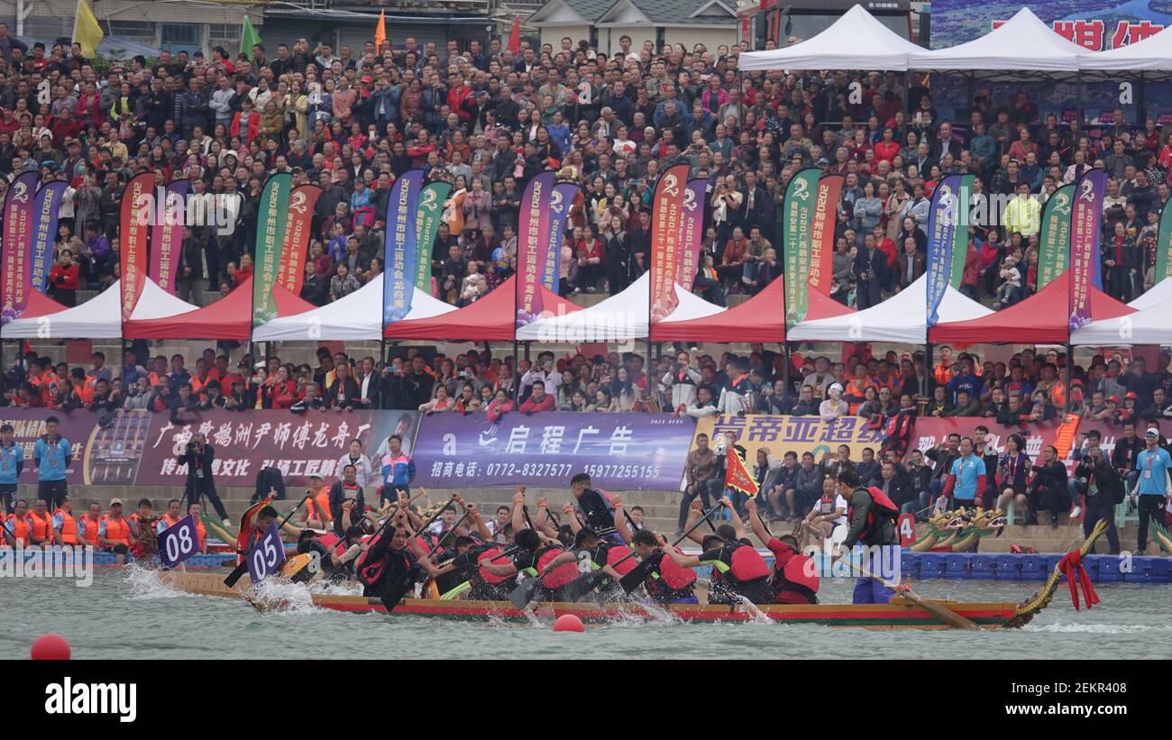 RONGAN, CHINA - 10. OKTOBER 2020 - Zuschauer beobachten Athleten beim Drachenbootrennen im Bezirk Rongan, Provinz Guangxi, China, 10. Oktober 2020. (Foto von Gao Dongfeng / Costfoto/Sipa USA) Stockfoto