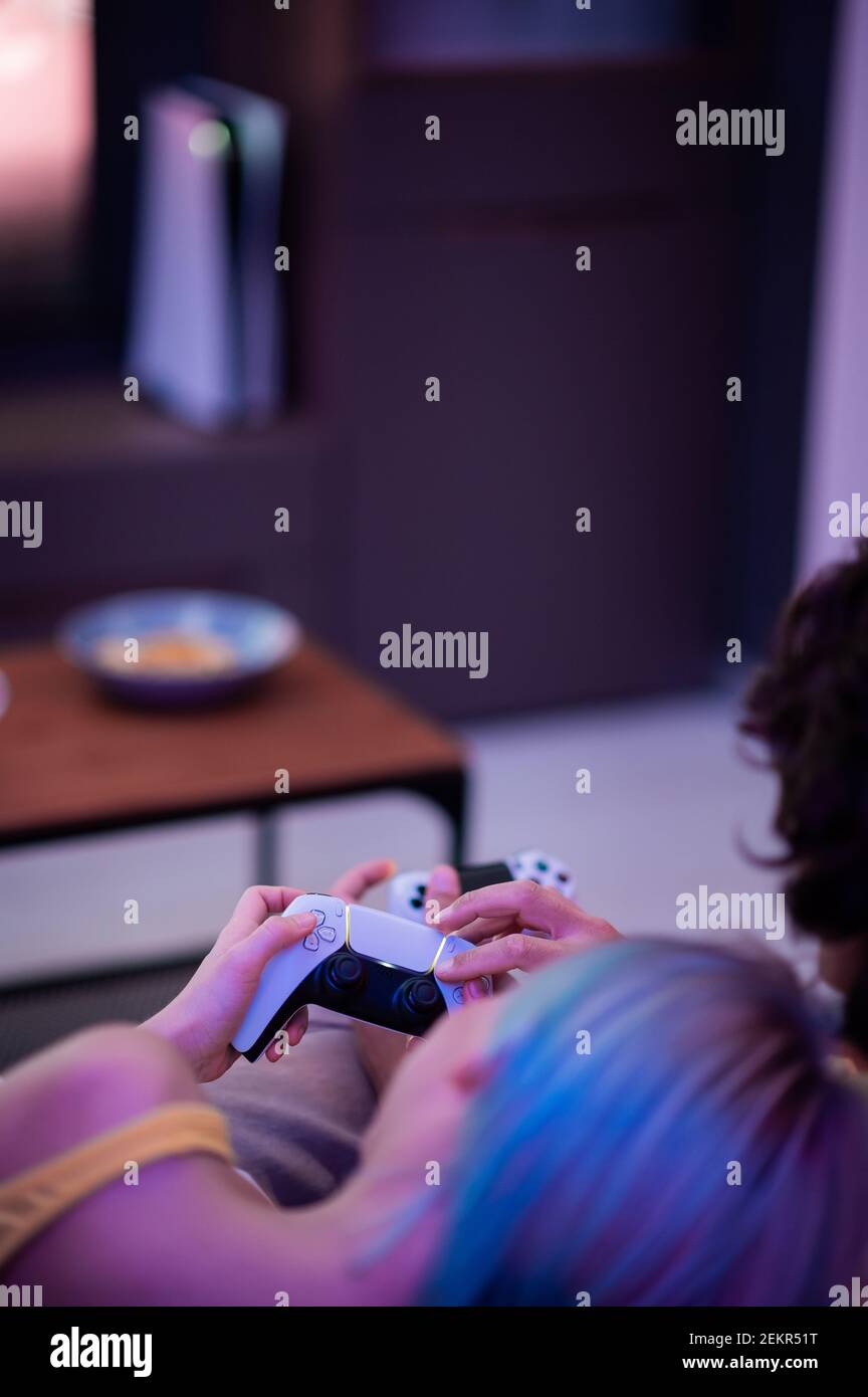 Mädchen mit nächsten Generation Controller in ihren Händen spielen Spiele zu Hause. Stockfoto