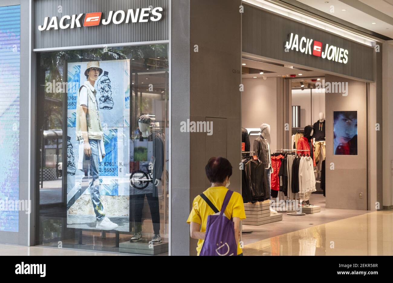 Dänische Mode Bekleidungsmarke Jack Jones Geschäft in Hongkong gesehen.  (Foto von Budrul Chukrut / SOPA Images/Sipa USA Stockfotografie - Alamy