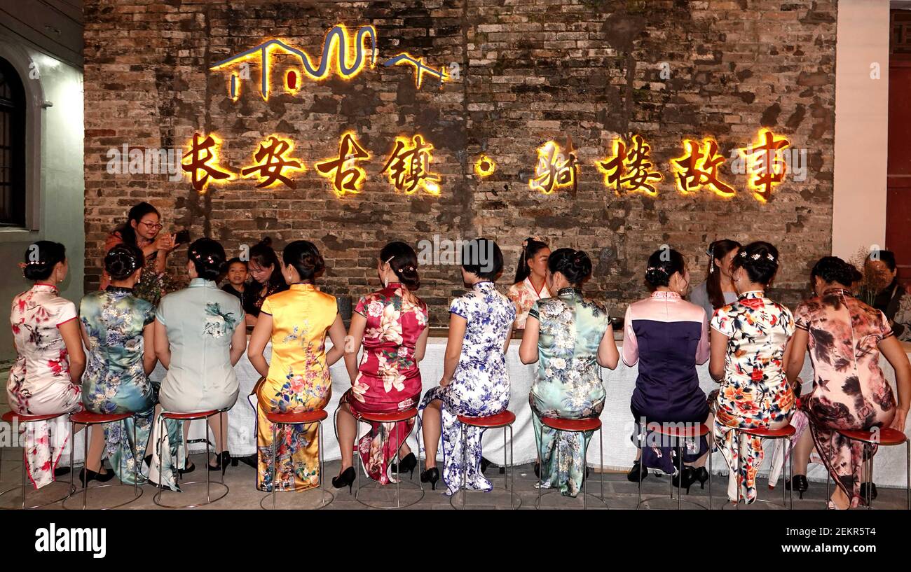 RONG'AN, CHINA - 10. OKTOBER 2020 - Cheongsam, ein traditionelles chinesisches Frauenkleid, Liebhaber genießen Tee in der Arcade-Kulturstraße. Rong'an, Guangxi, China, 10. Oktober 2020. (Foto von Gao Dongfeng / Costfoto/Sipa USA) Stockfoto