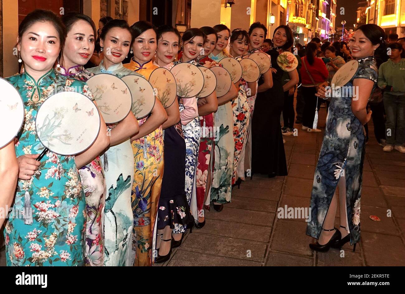 RONG'AN, CHINA - 10. OKTOBER 2020 - Cheongsam, ein traditionelles chinesisches Frauenkleid, Lovers show Cheongsam on Arcade Culture Street, Rong'an County, Guangxi, China, 10. Oktober, 2020. (Foto: Gao Dongfeng / Costfoto/Sipa USA) Stockfoto