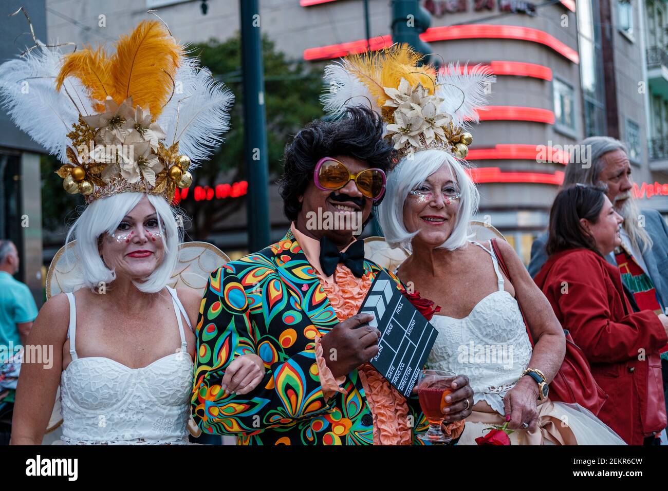 Drei Nachtschwärmer mittleren Alters, zwei Frauen und ein Mann, gekleidet in Halloween-Kostüme in der Innenstadt von New Orleans, Louisiana, USA Stockfoto
