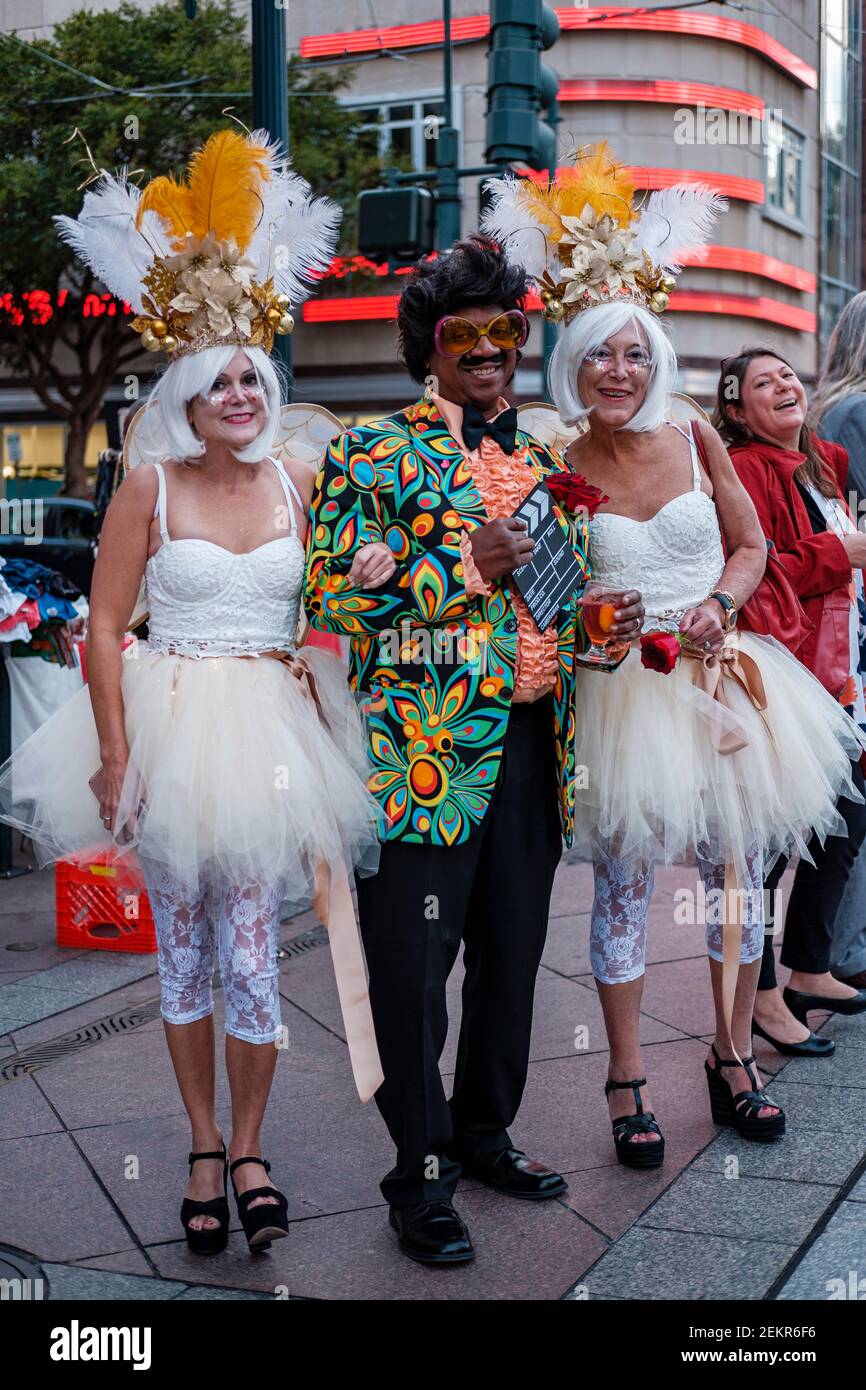 Drei Nachtschwärmer mittleren Alters, zwei Frauen und ein Mann, gekleidet in Halloween-Kostüme in der Innenstadt von New Orleans, Louisiana, USA Stockfoto