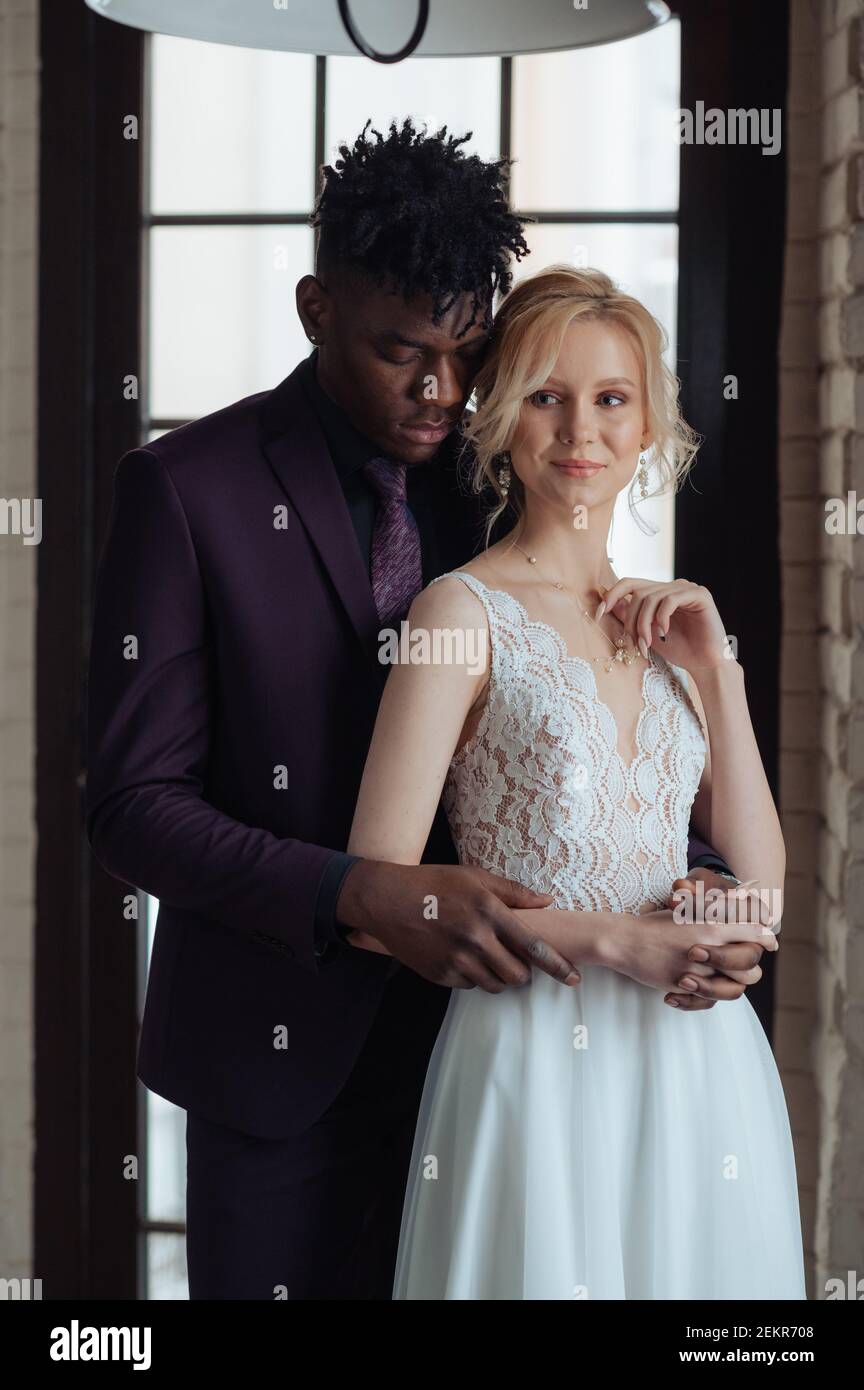 Interrassisches Paar Das Vor Einem Großen Fenster Steht Fotoshooting Mit Braut Im Interracial