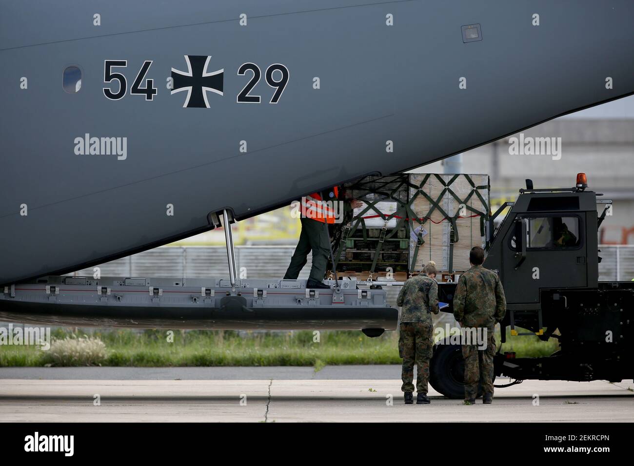 Lissabon, Lissabon. Februar 2021, 23rd. Bei der Ankunft am Militärflugplatz Figo Maduro, Lissabon, Portugal, am 23. Februar 2021 wird medizinische Ausrüstung von einem Airbus A400M der deutschen Luftwaffe entladen. Portugal begrüßte am Dienstag das zweite Team deutscher militärischer Gesundheitsfachkräfte, die das Land bei der Behandlung von COVID-19-Patienten unterstützen. Quelle: Pedro Fiuza/Xinhua/Alamy Live News Stockfoto