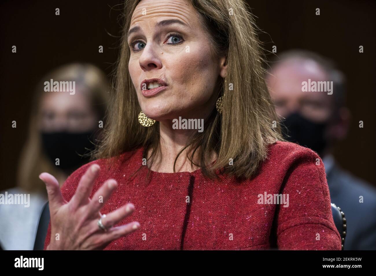 Richterin Amy Coney Barrett beantwortet Fragen bei ihrer Bestätigungsverhandlung vor dem Justizausschuss des Senats im Hart Senate Office Building in Washington, DC, USA, am 13. Oktober 2020. US-Präsident Donald J. Trump ernannte Barrett zur Besetzung der Vakanz, die Justice Ruth Bader Ginsburg am 18. September 2020 verließ. (Foto von Pool/Sipa USA) Stockfoto