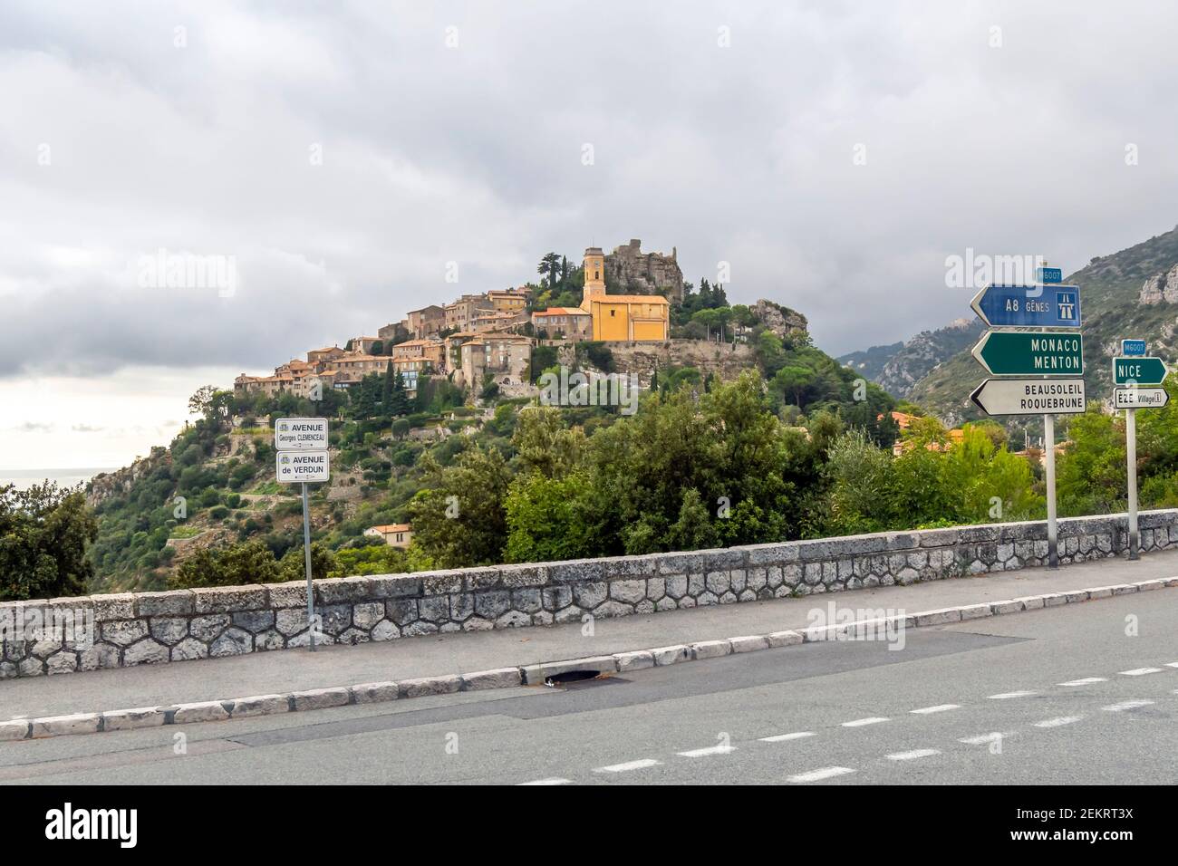 Blick von der Straße, die die Dörfer der französischen Riviera des mittelalterlichen Bergdorfes Eze, Frankreich verbindet. Stockfoto