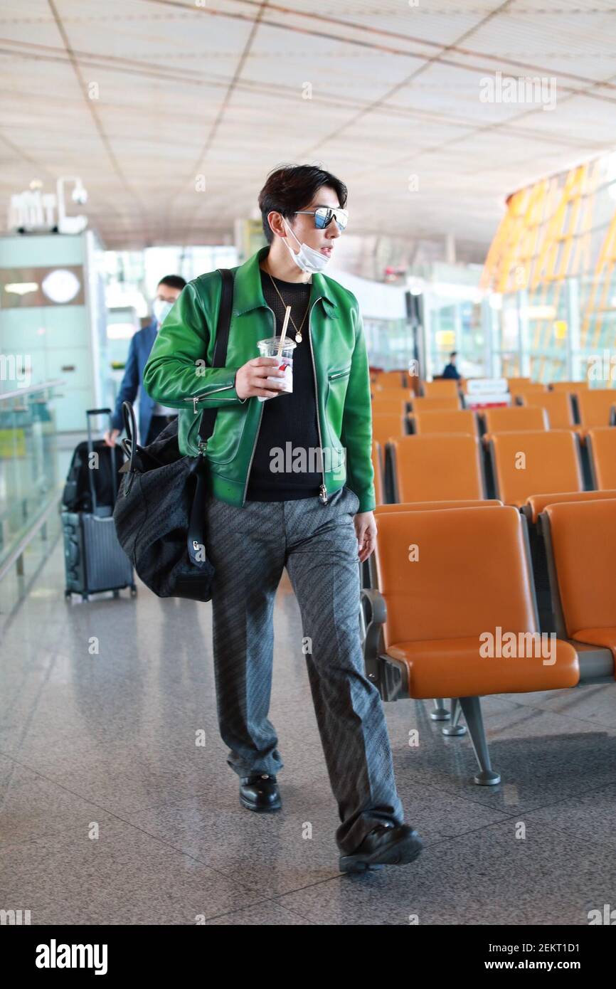 Das chinesische Model und Schauspieler Zhang Liang oder Sean Zhang kommt vor dem Abflug in Peking, China, am 15. Oktober 2020 an einem Flughafen in Peking an. (Foto von Stringer/ChinaImages/Sipa USA) Stockfoto