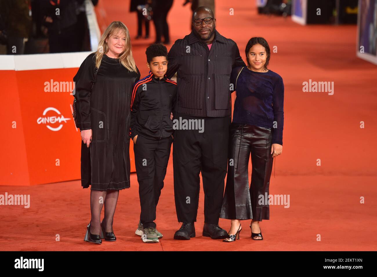Der britische Regisseur Steve McQueen mit seiner Frau Bianca Stigter und  seinen Söhnen Dexter McQueen und Alex McQueen auf dem roten Teppich bei der  Eröffnungsfeier des Rome Film Fest 15th 2020. Red