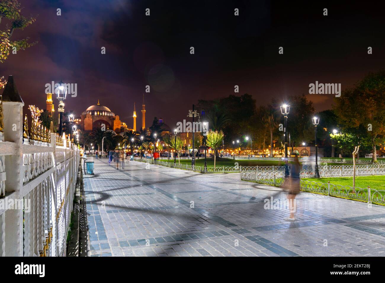 Die beleuchtete alte Hagia Sophia Moschee in der Nacht auf dem Sultanahmet Platz, Istanbul, Türkei Stockfoto